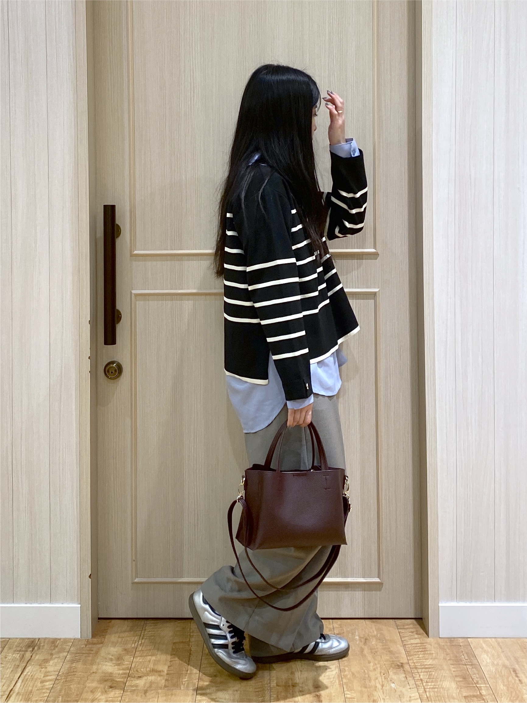 ERIさんの「SHOO･LA･RUE｜【洗濯機可/S-LL】抜け感ある着こなしに 金ボタン付き スポンディッシュ クルーネックニット」を使ったコーディネート