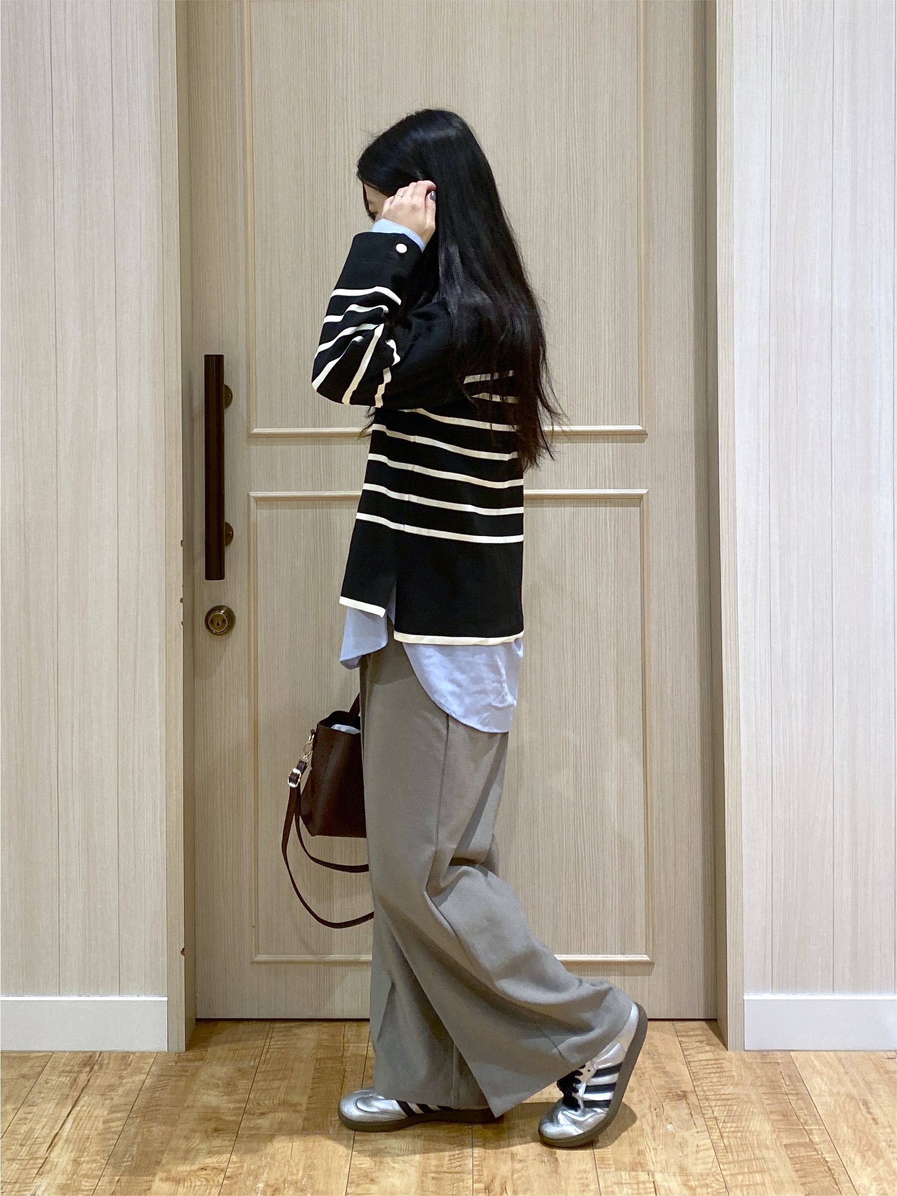 ERIさんの「SHOO･LA･RUE｜【洗濯機可/S-LL】抜け感ある着こなしに 金ボタン付き スポンディッシュ クルーネックニット」を使ったコーディネート