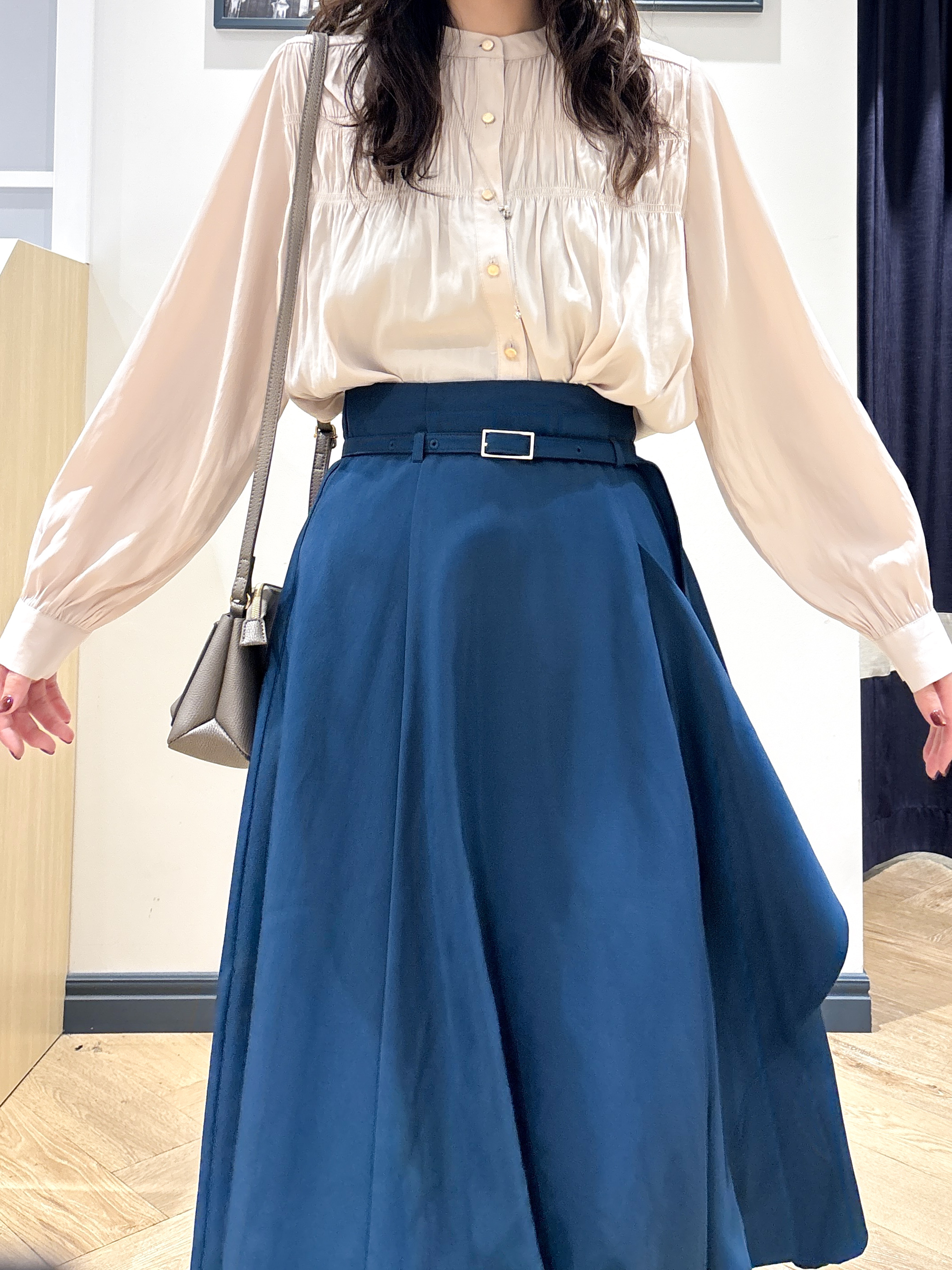 ayakaさんの「grove｜【お仕事◎】ヴィンテージサテンシャーリングブラウス」を使ったコーディネート