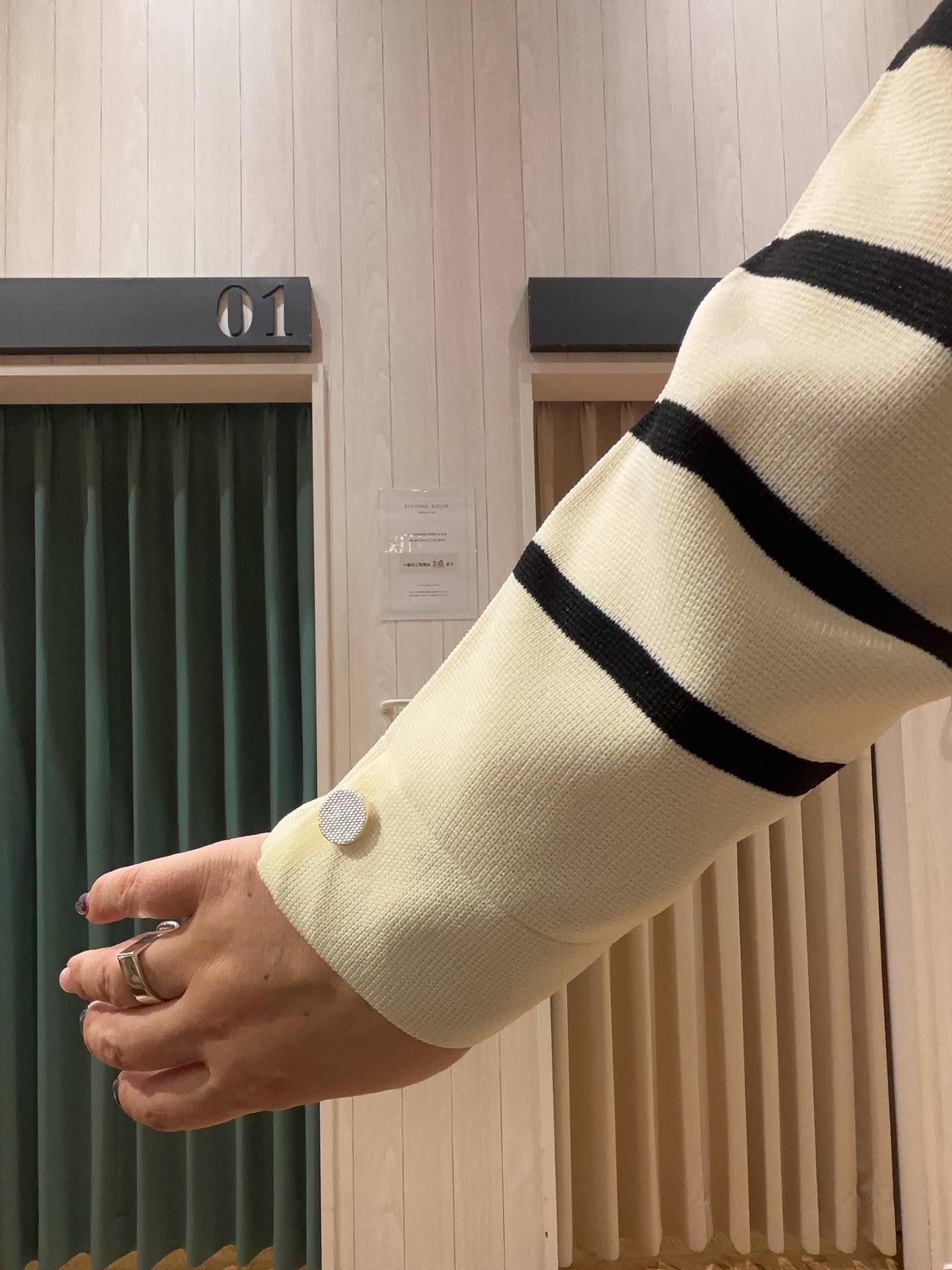 タガさんの「SHOO･LA･RUE｜【洗濯機可/S-LL】抜け感ある着こなしに 金ボタン付き スポンディッシュ クルーネックニット」を使ったコーディネート