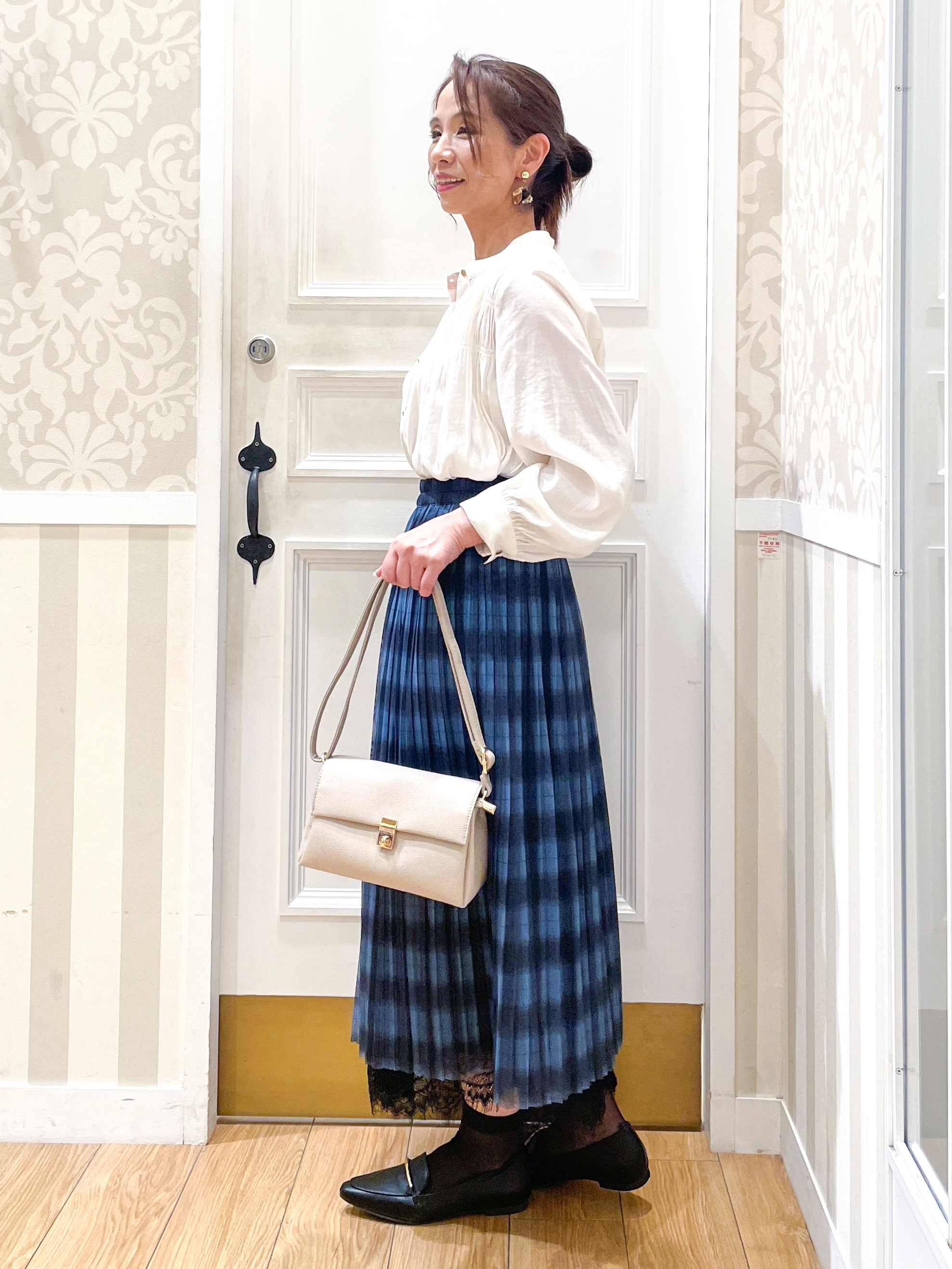 Naoさんの「grove｜【通勤/きれいめ】上品な艶を纏う ヴィンテージサテンブラウス」を使ったコーディネート