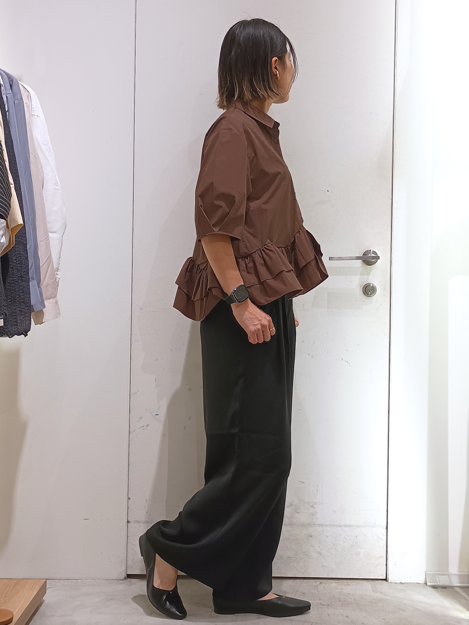 shinkoさんの「OPAQUE.CLIP｜【森絵梨佳さん着用】裾ラッフルデザインブラウス《洗濯機OK》」を使ったコーディネート