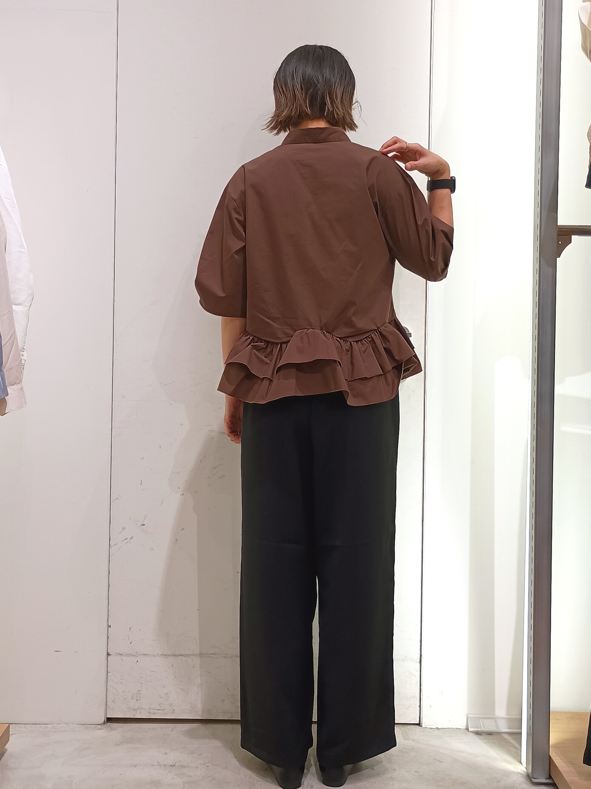 shinkoさんの「OPAQUE.CLIP｜【森絵梨佳さん着用】裾ラッフルデザインブラウス《洗濯機OK》」を使ったコーディネート