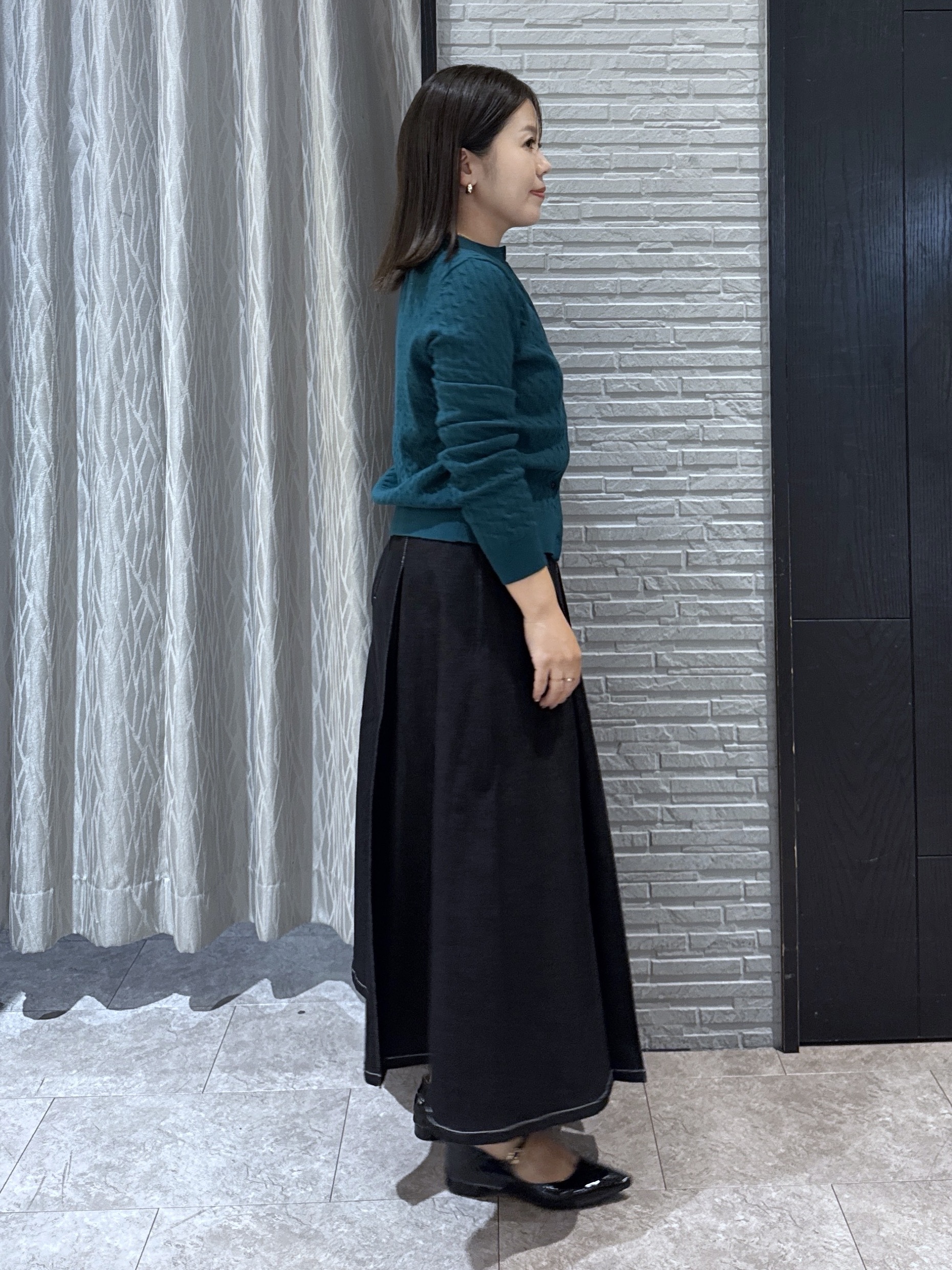 chさんの「THE SHOP TK｜POLO BCS/ケーブルクルーカーディガン」を使ったコーディネート
