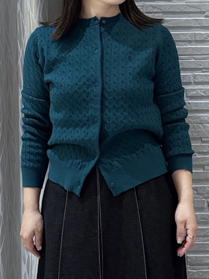 chさんの「THE SHOP TK｜POLO BCS/ケーブルクルーカーディガン」を使ったコーディネート