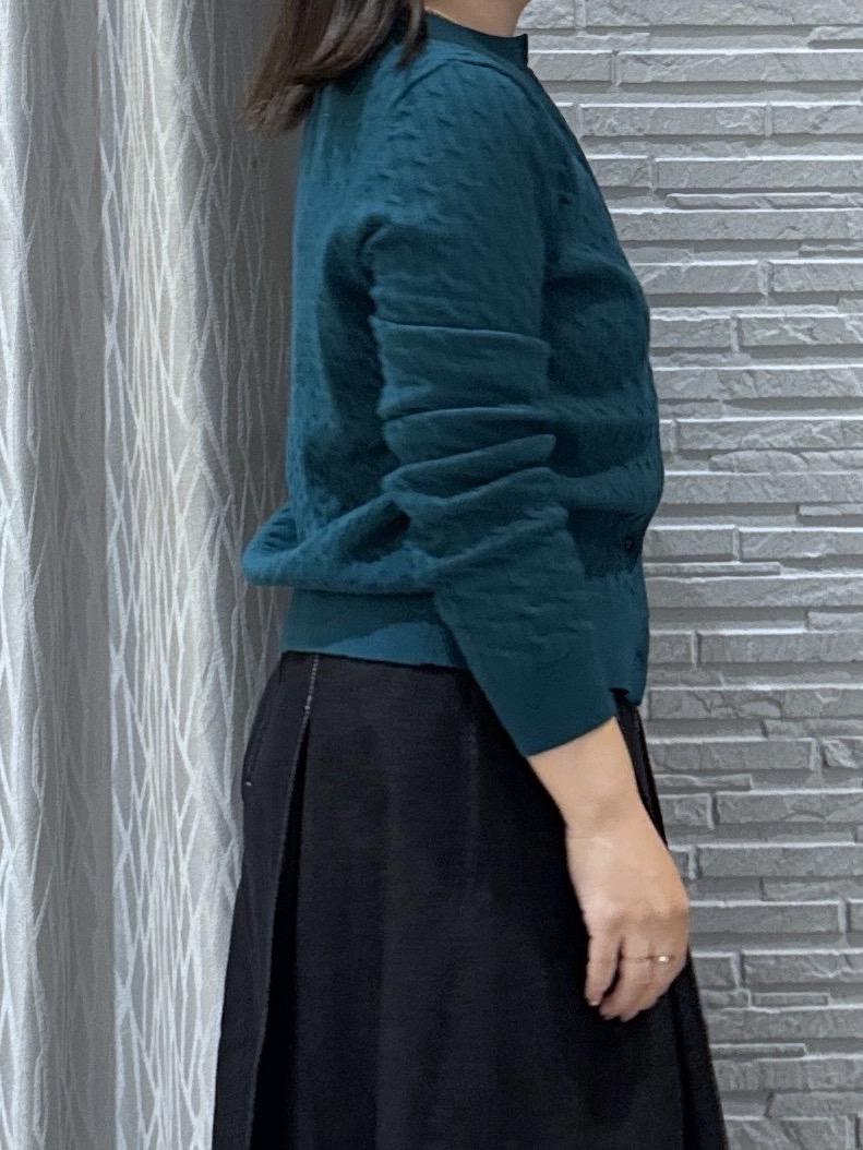 chさんの「THE SHOP TK｜POLO BCS/ケーブルクルーカーディガン」を使ったコーディネート