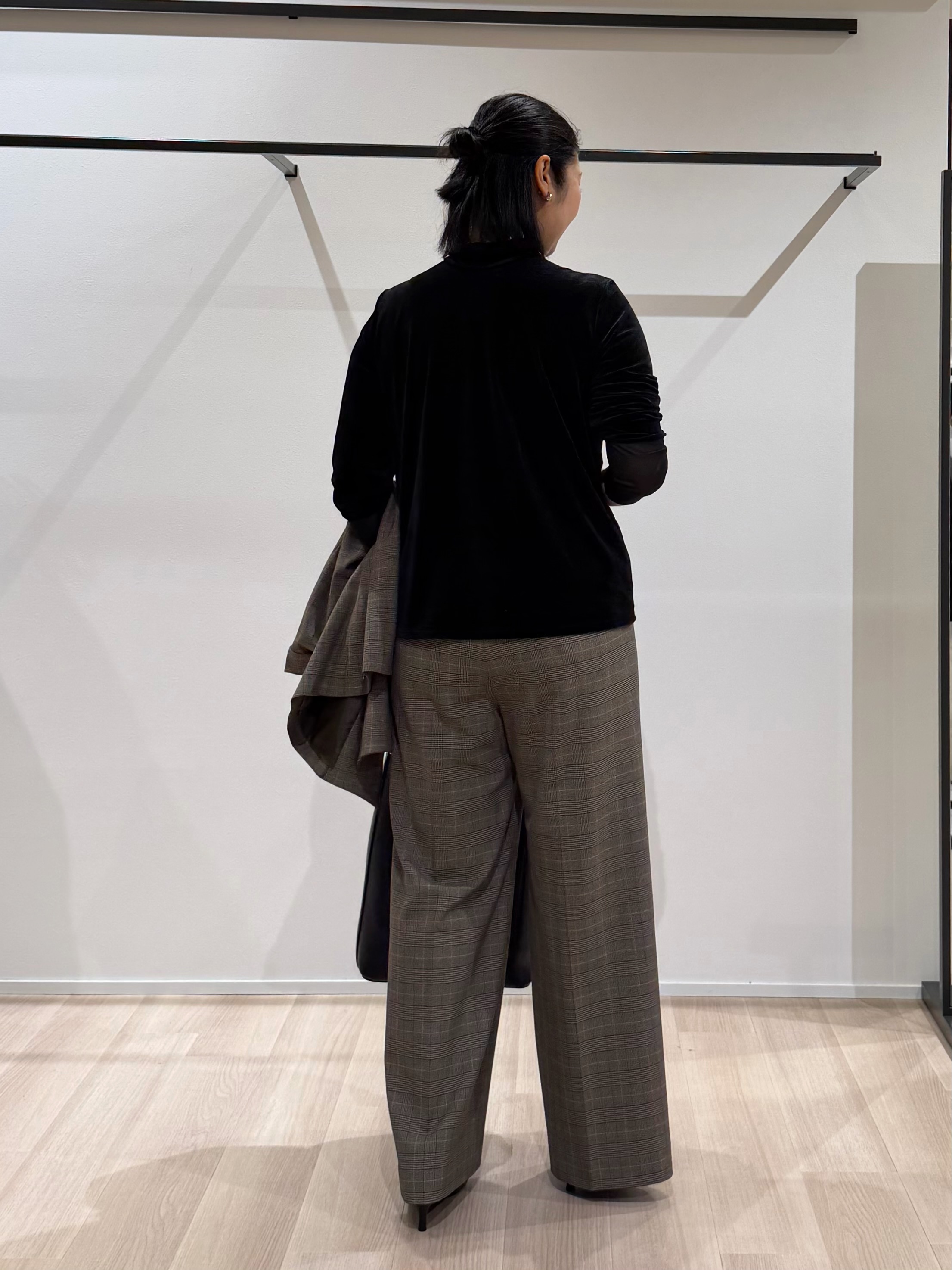TOMOMIさんの「UNTITLED｜【レイヤード／袖口シアー／日本製】ベロアジャージトップス」を使ったコーディネート