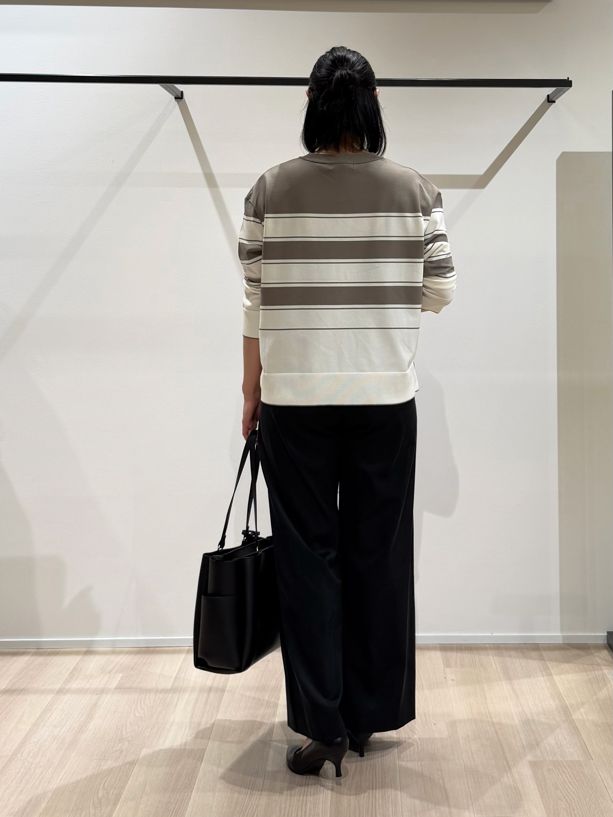 TOMOMIさんの「UNTITLED｜【顔周りすっきり/体型カバー】ドライタッチVネックニットプルオーバー」を使ったコーディネート