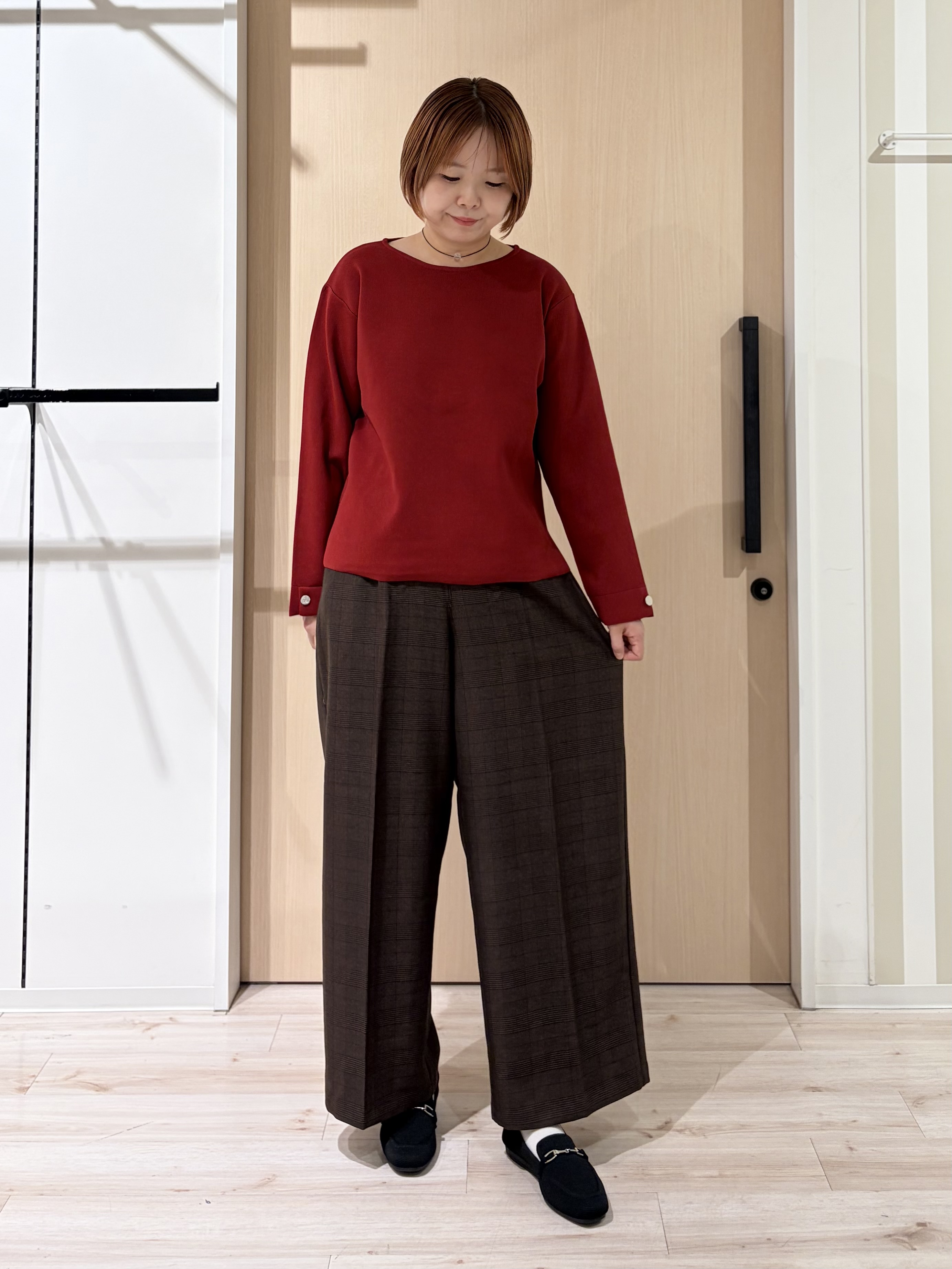 ひらしーさんの「SHOO･LA･RUE｜【洗濯機可/S-LL】抜け感ある着こなしに 金ボタン付き スポンディッシュ クルーネックニット」を使ったコーディネート