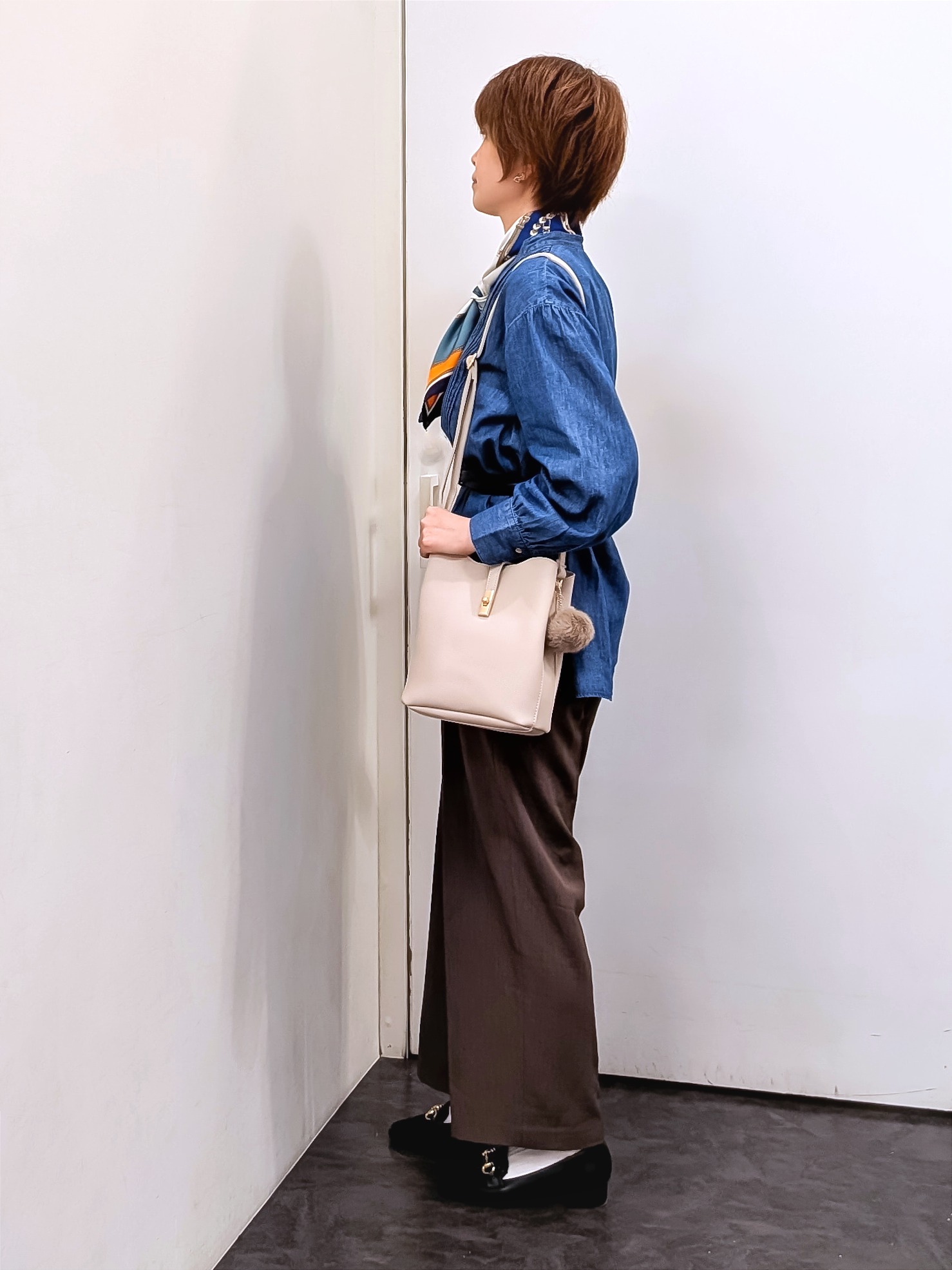 やまちゃんさんの「grove｜軽やかなデニムで、女性らしく　ピンタックデニムダンガリーブラウス」を使ったコーディネート