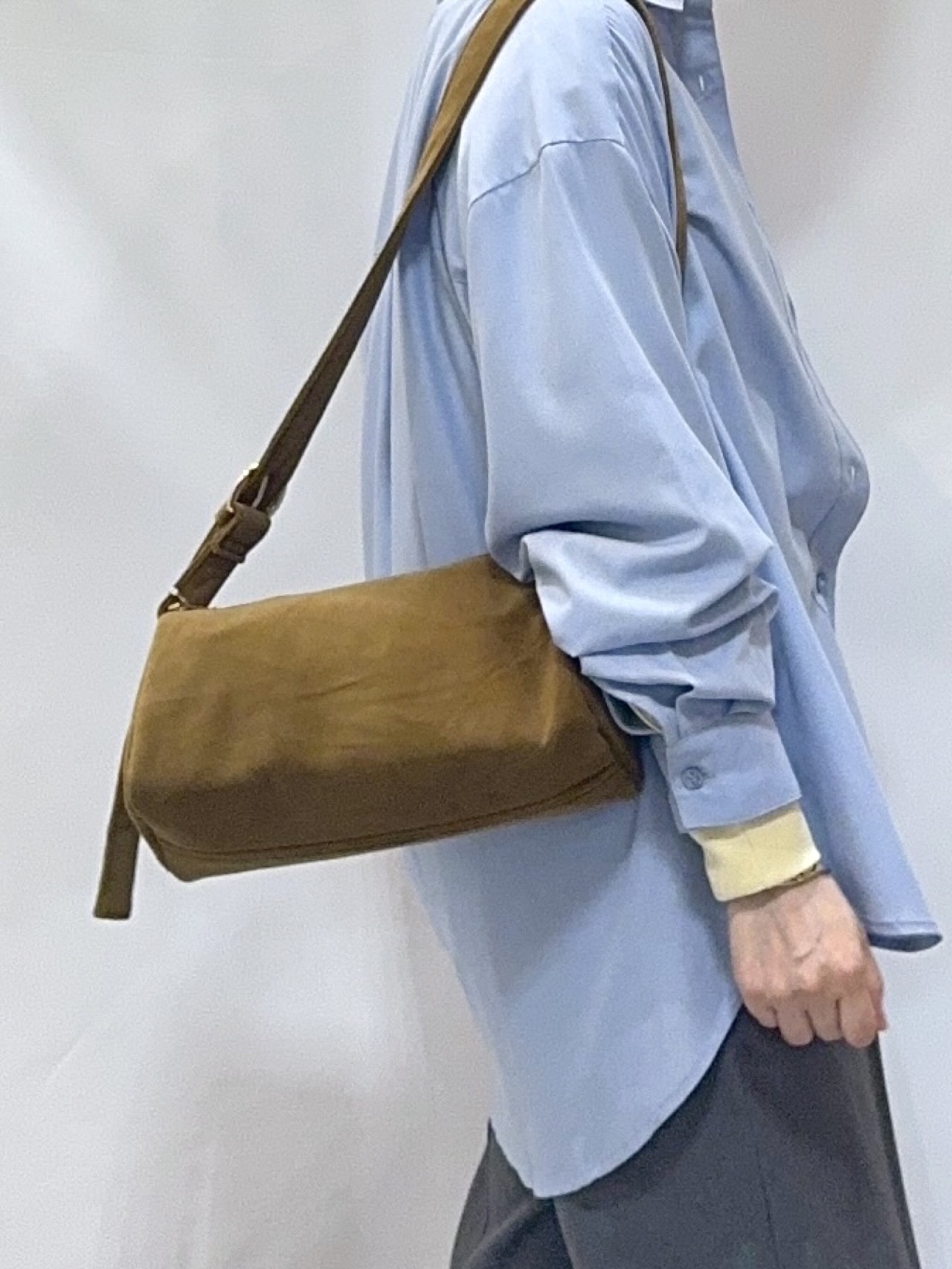 𝐇𝐢𝐫𝐨𝐦𝐢さんの「SHOO･LA･RUE｜【洗濯後しわになりにくい/S-LL】選べる6パターン 羽織としても活躍する ベーシックシャツ」を使ったコーディネート