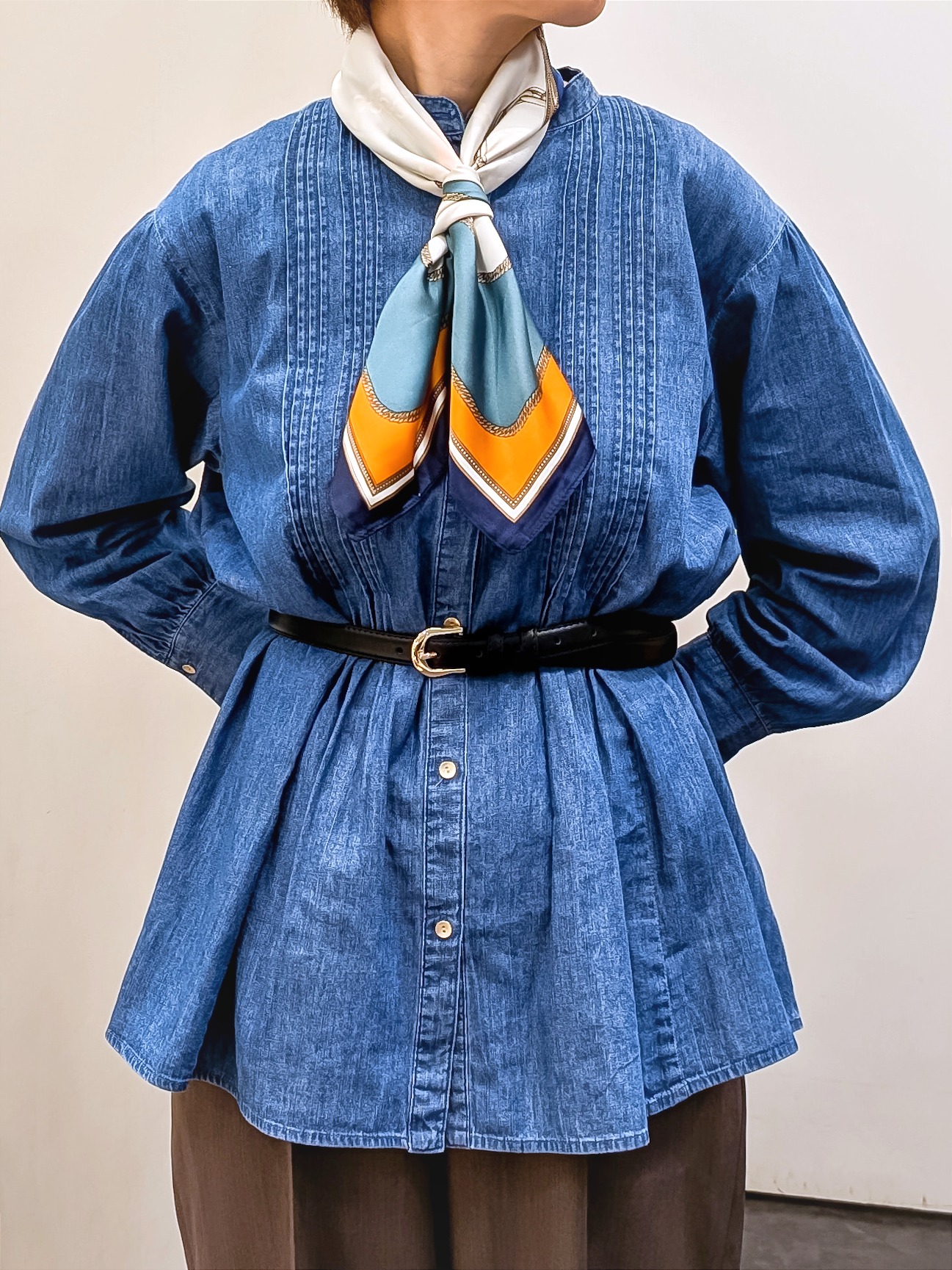 やまちゃんさんの「grove｜軽やかなデニムで、女性らしく　ピンタックデニムダンガリーブラウス」を使ったコーディネート