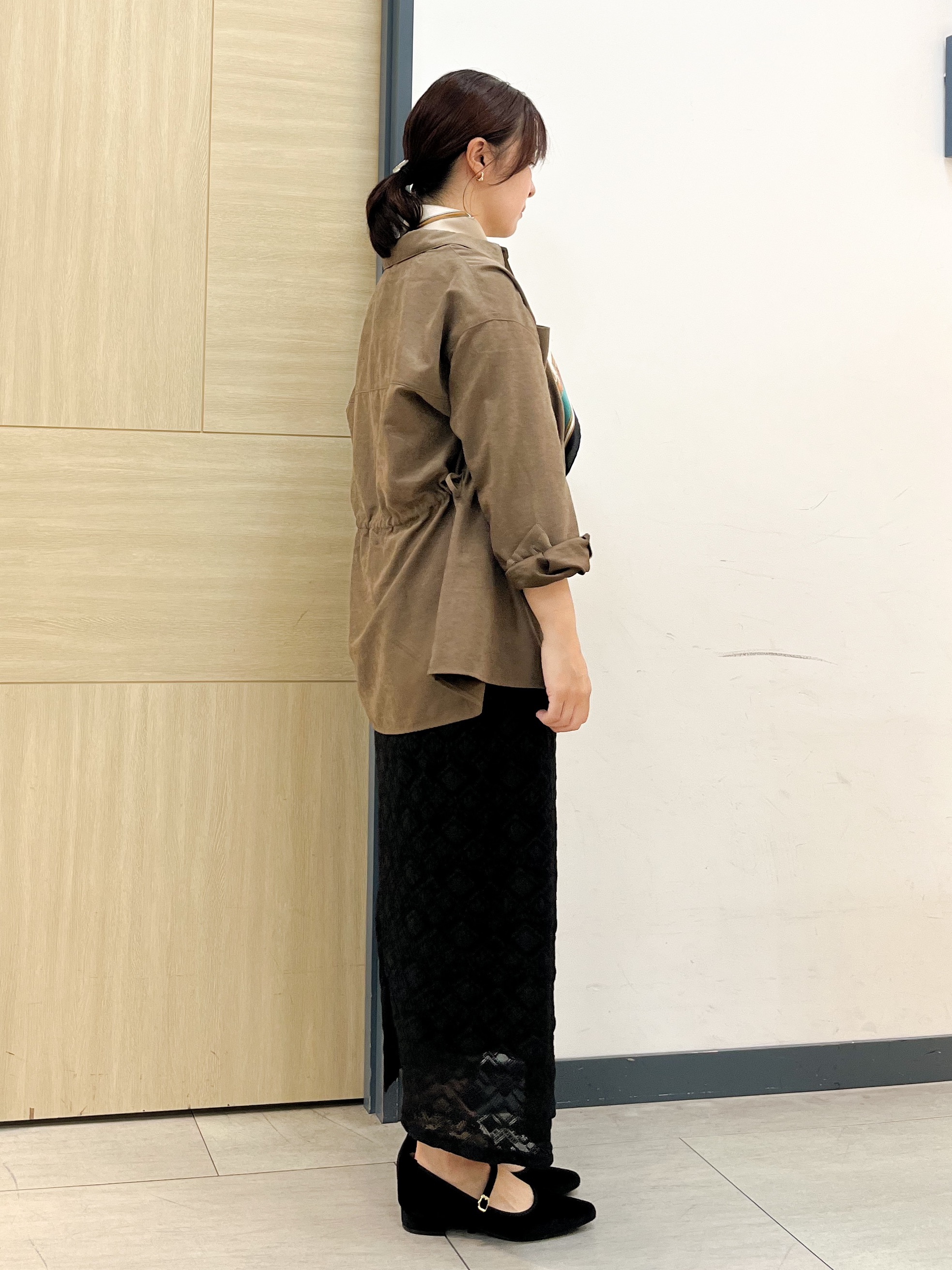 YOさんの「grove｜【羽織でも、1枚着でも】スエードライクドロストシャツ」を使ったコーディネート