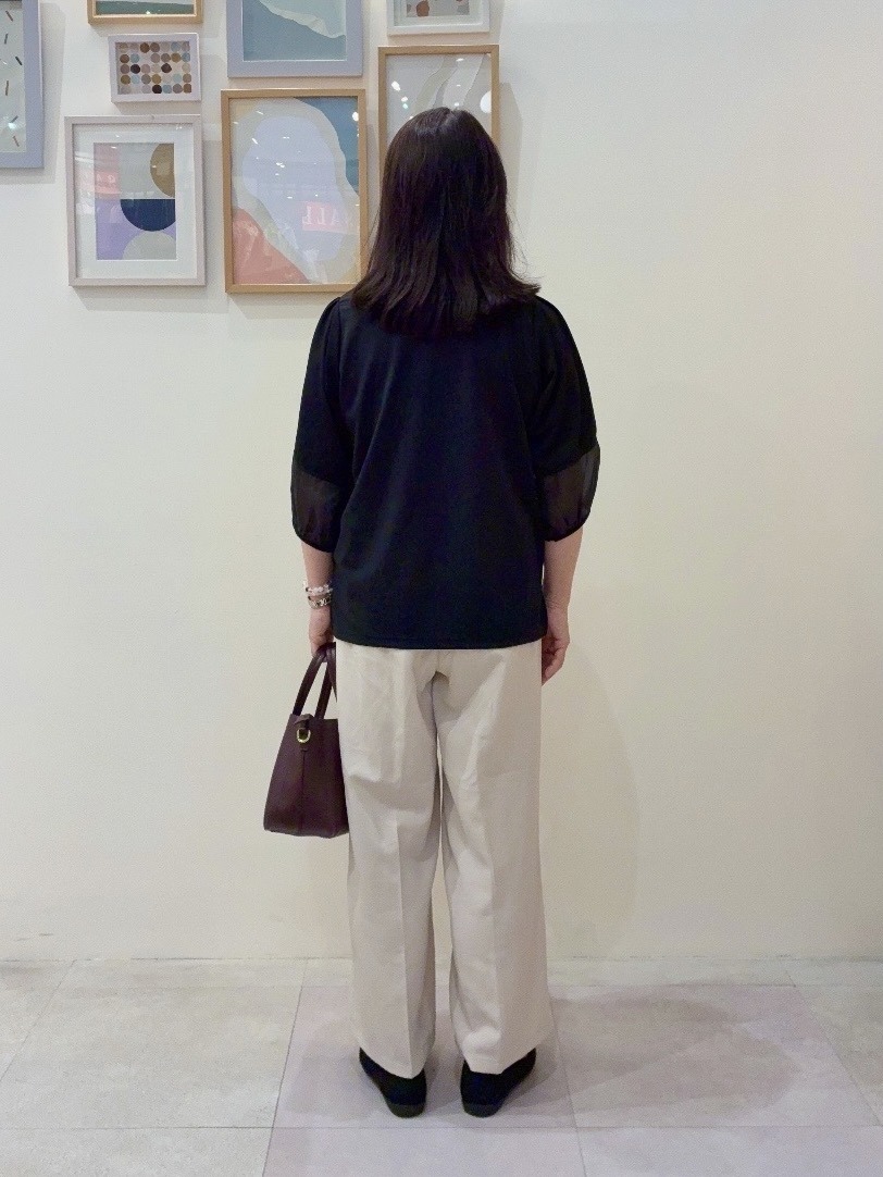 vanseさんの「SHOO･LA･RUE｜【洗濯機可/S-LL】 大人のシアー感 お袖切り替えラウンドネックトップス」を使ったコーディネート