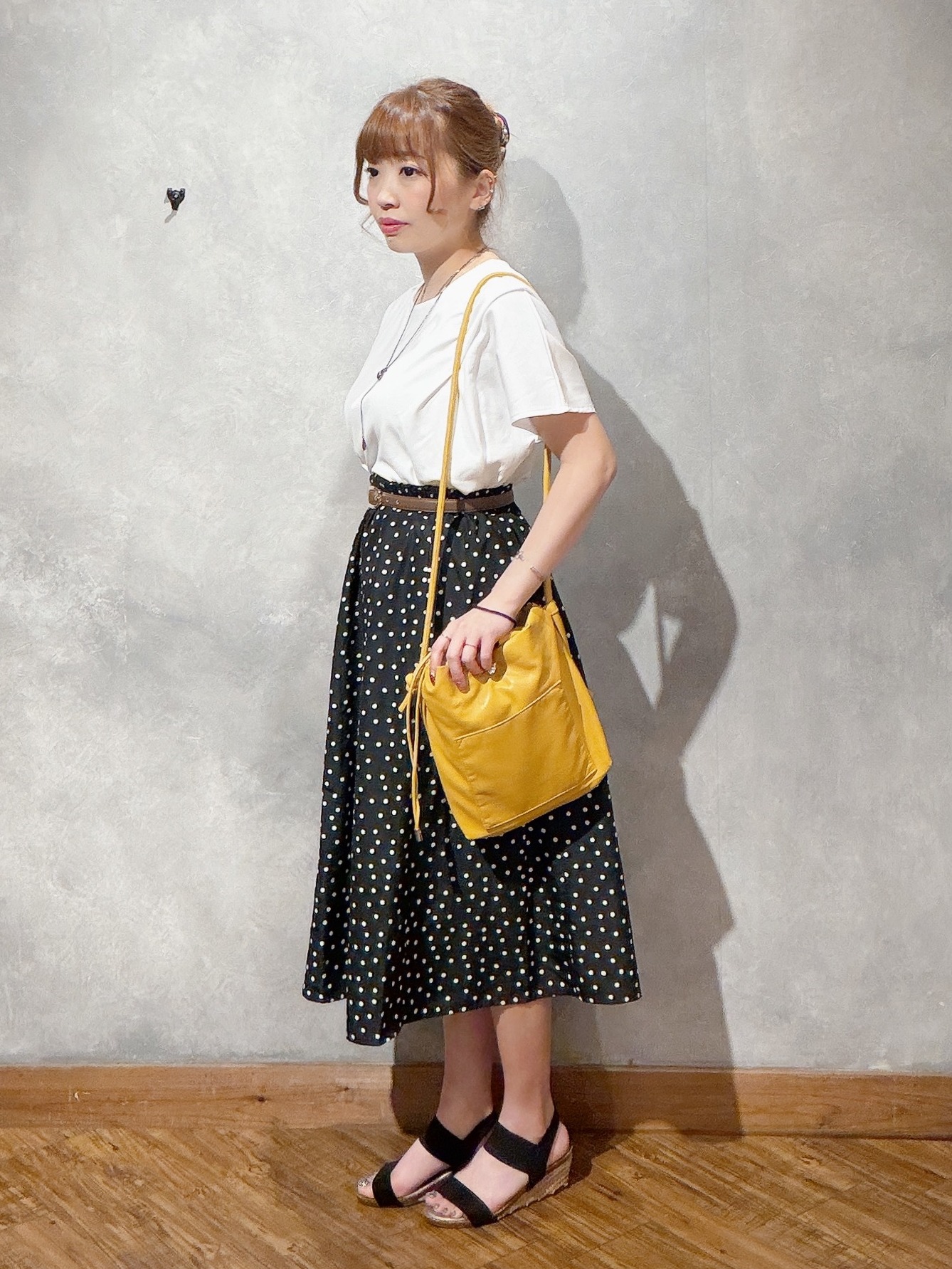 shellさんの「SHOO･LA･RUE｜【体型カバー/S-LL】後ろ姿も映える 異素材ドッキングトップス」を使ったコーディネート