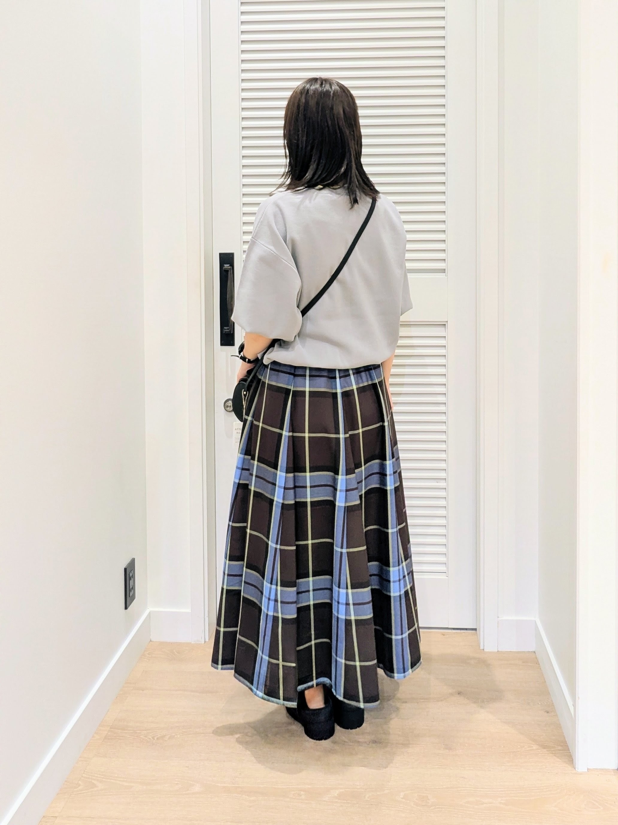 enさんの「Dessin｜【軽量】本革バレル型ショルダーバッグ」を使ったコーディネート