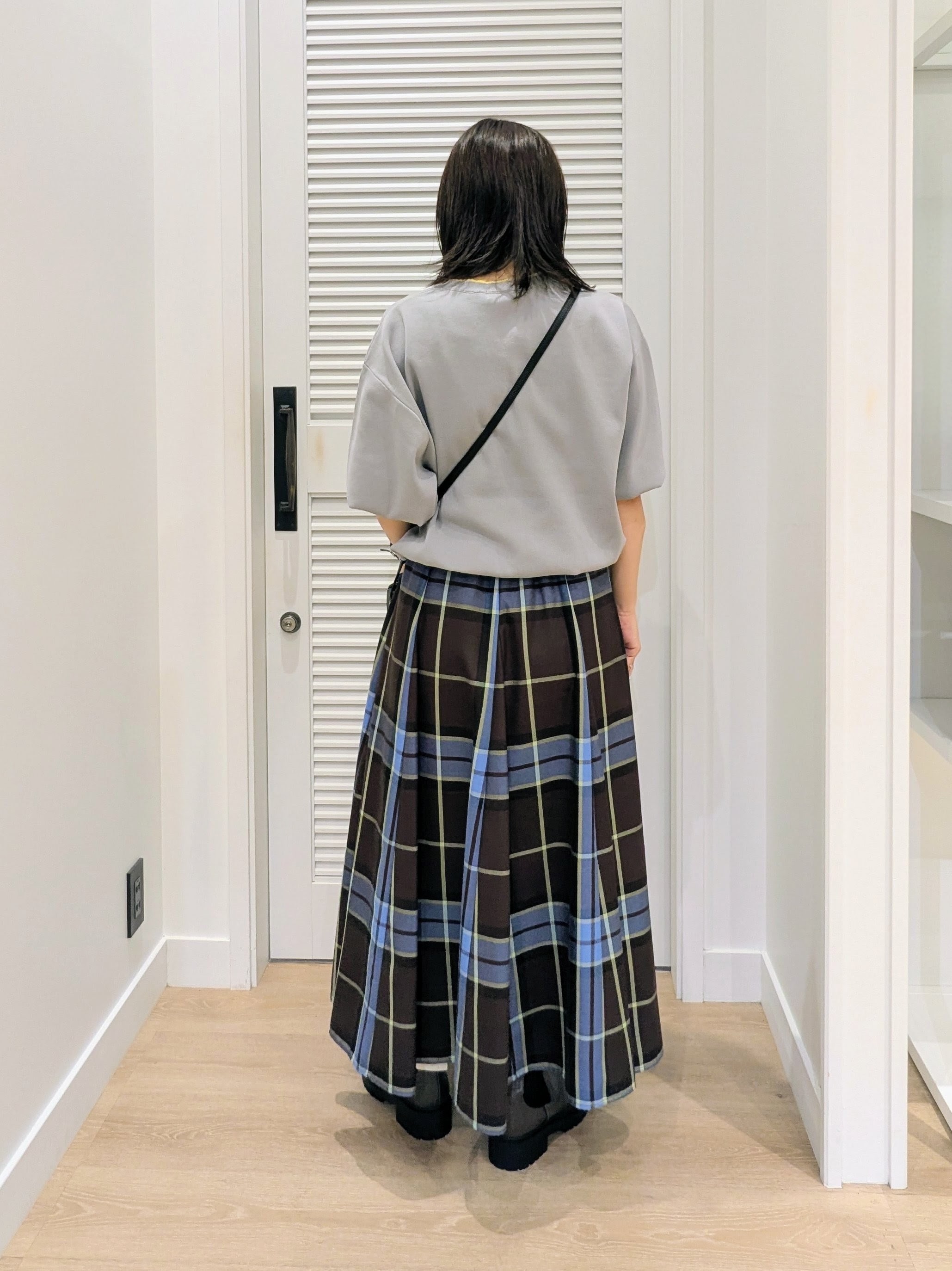 enさんの「Dessin｜【軽量】本革バレル型ショルダーバッグ」を使ったコーディネート