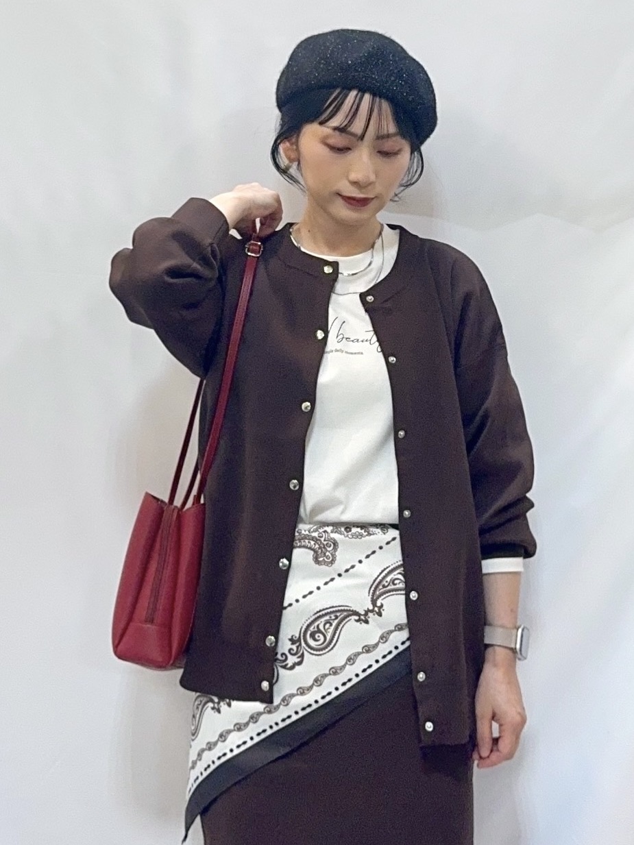 𝐇𝐢𝐫𝐨𝐦𝐢さんの「SHOO･LA･RUE｜【セットアップ可/洗濯機可】軽やかに羽織れる スポンディッシュ ニットカーディガン」を使ったコーディネート