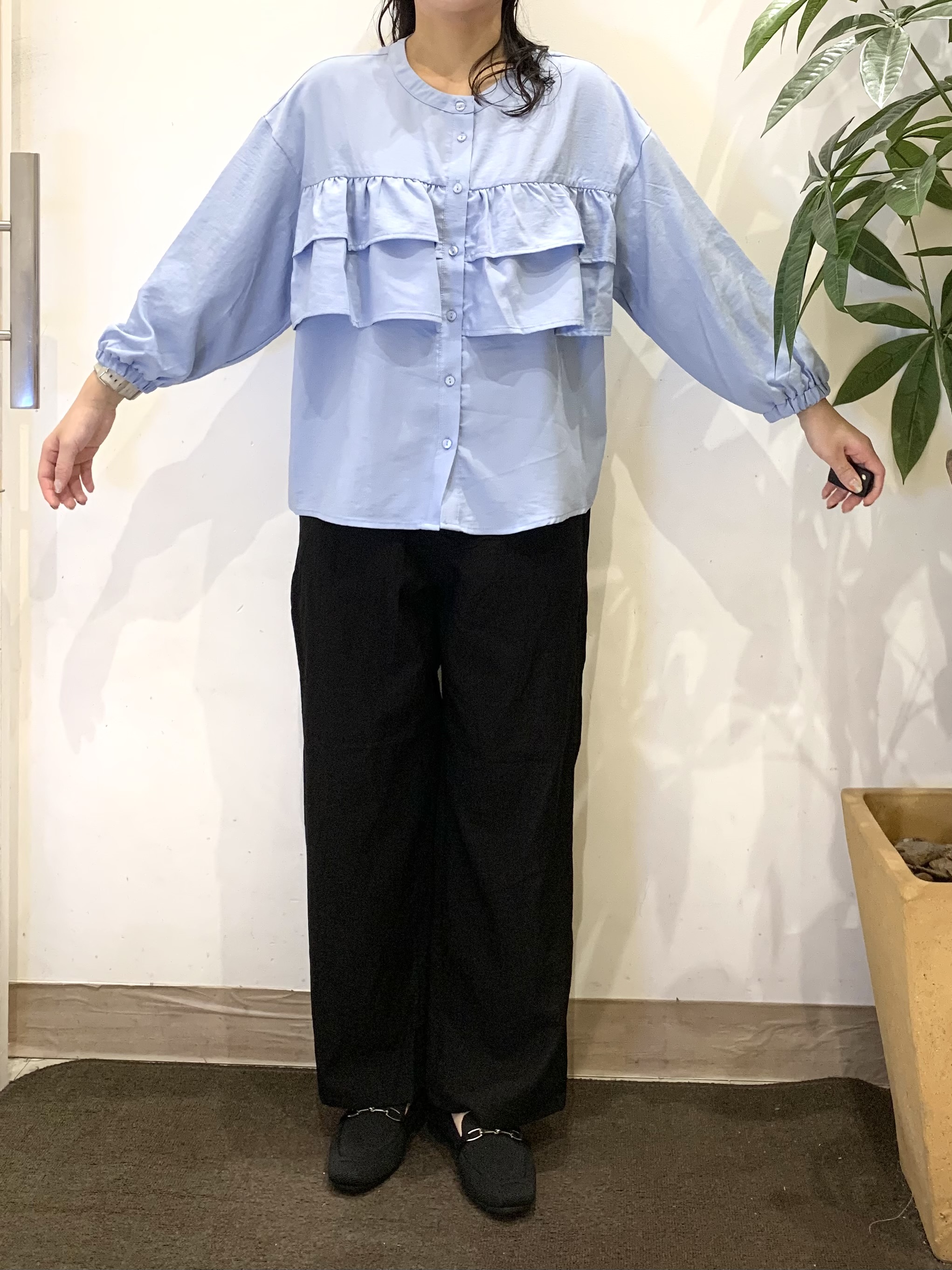 ちゃろさんの「SHOO･LA･RUE｜【S-LL/洗濯機可】1枚で華やか ティアードフリルブラウス」を使ったコーディネート