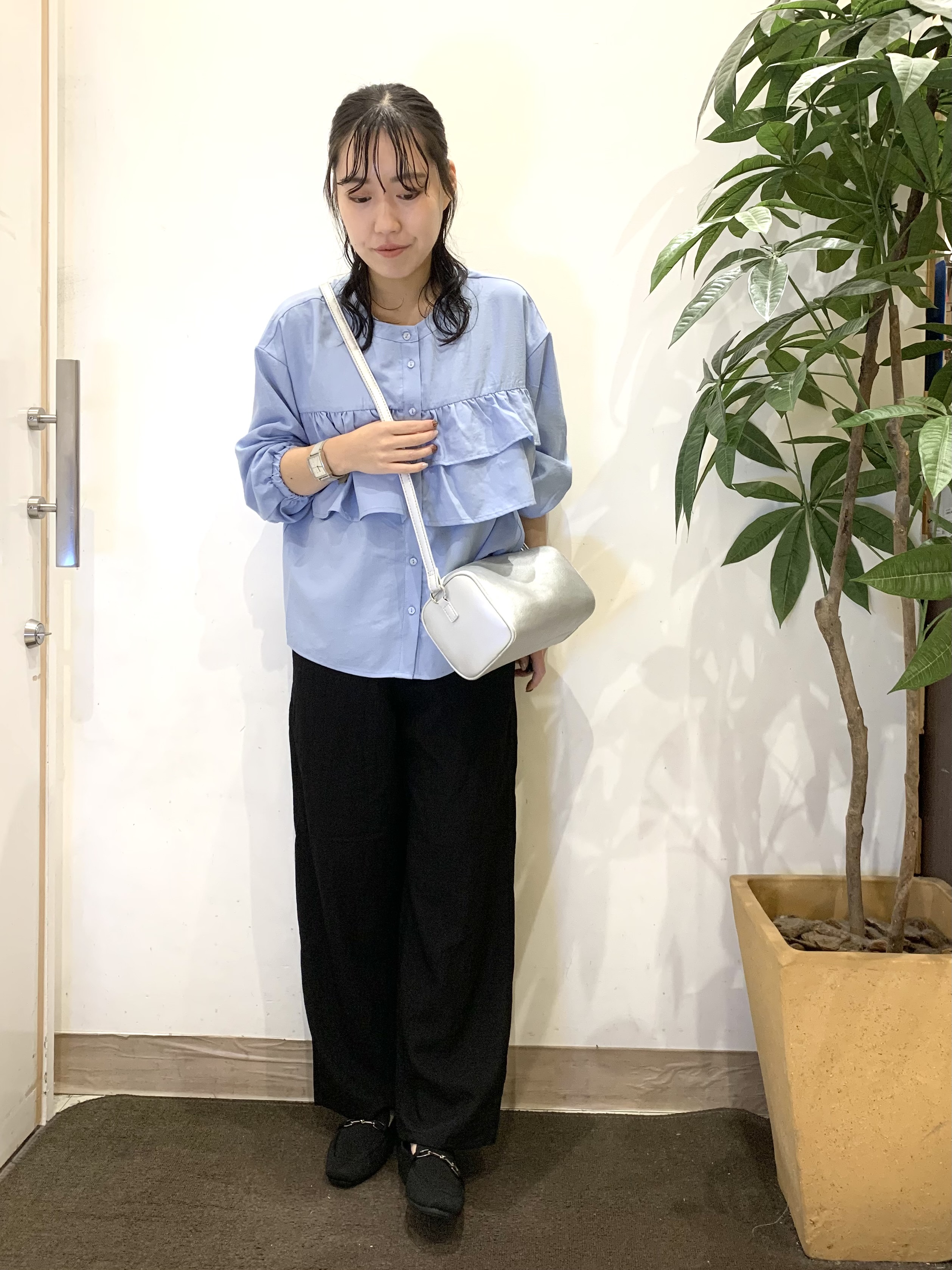 ちゃろさんの「SHOO･LA･RUE｜【S-LL/洗濯機可】1枚で華やか ティアードフリルブラウス」を使ったコーディネート