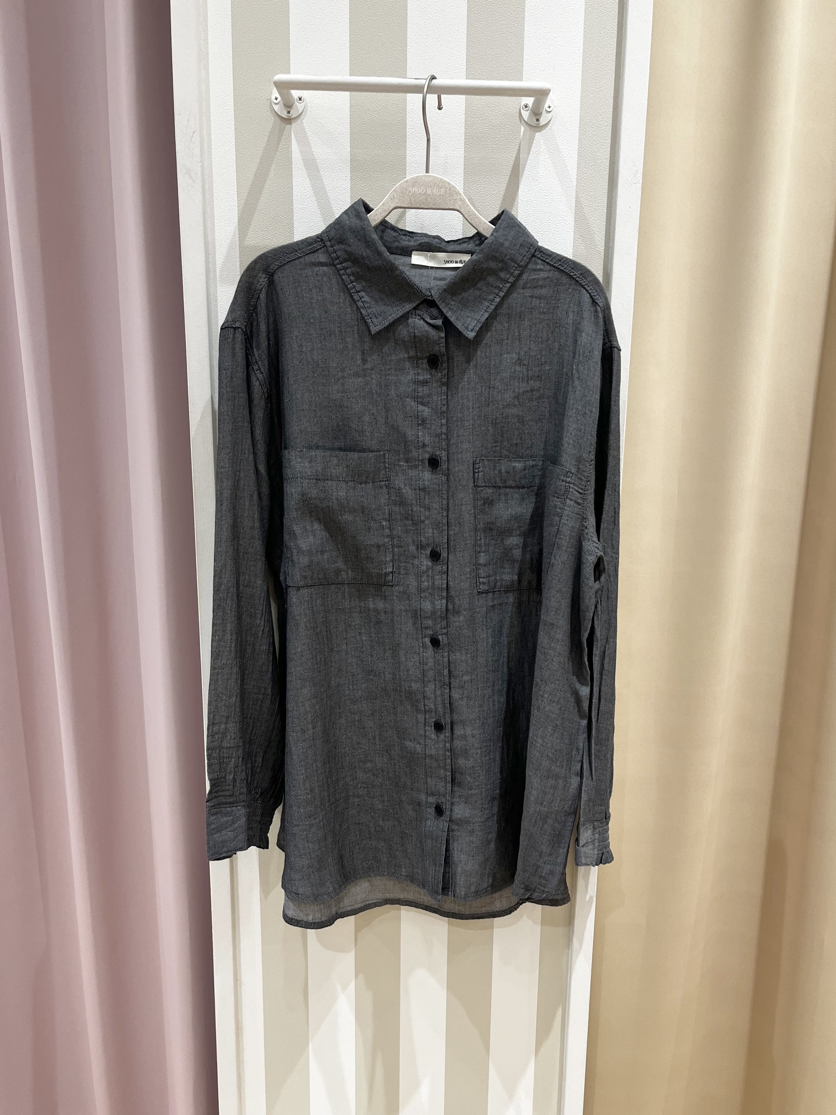 みわさんの「SHOO･LA･RUE｜【綿100%/UV/S-LL/体型カバー】ヒップが隠せる やわらかデニムシャツ」を使ったコーディネート