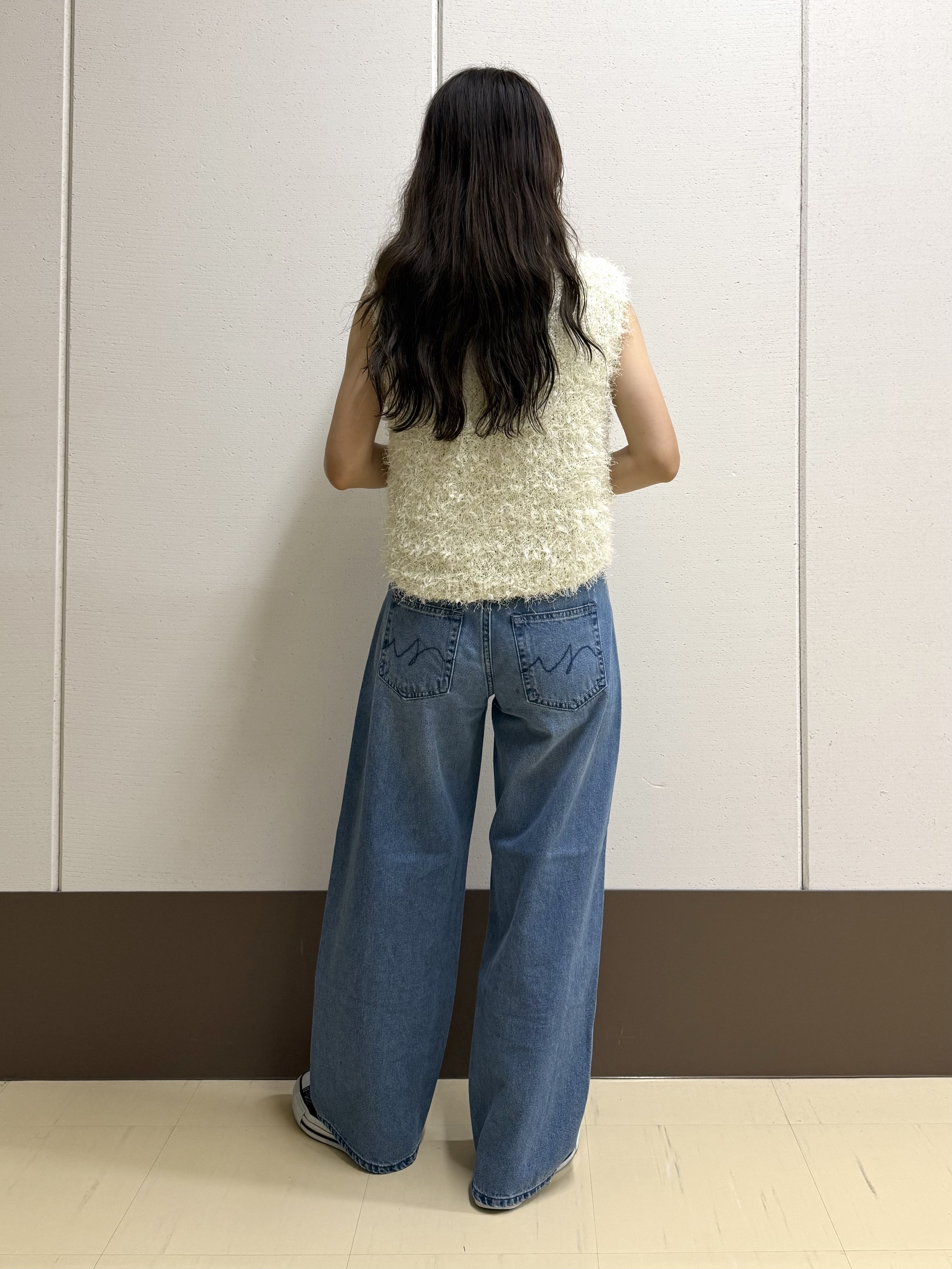 mamiさんの「INDIVI｜【洗える】ファンシーヤーンVネックニットベスト」を使ったコーディネート