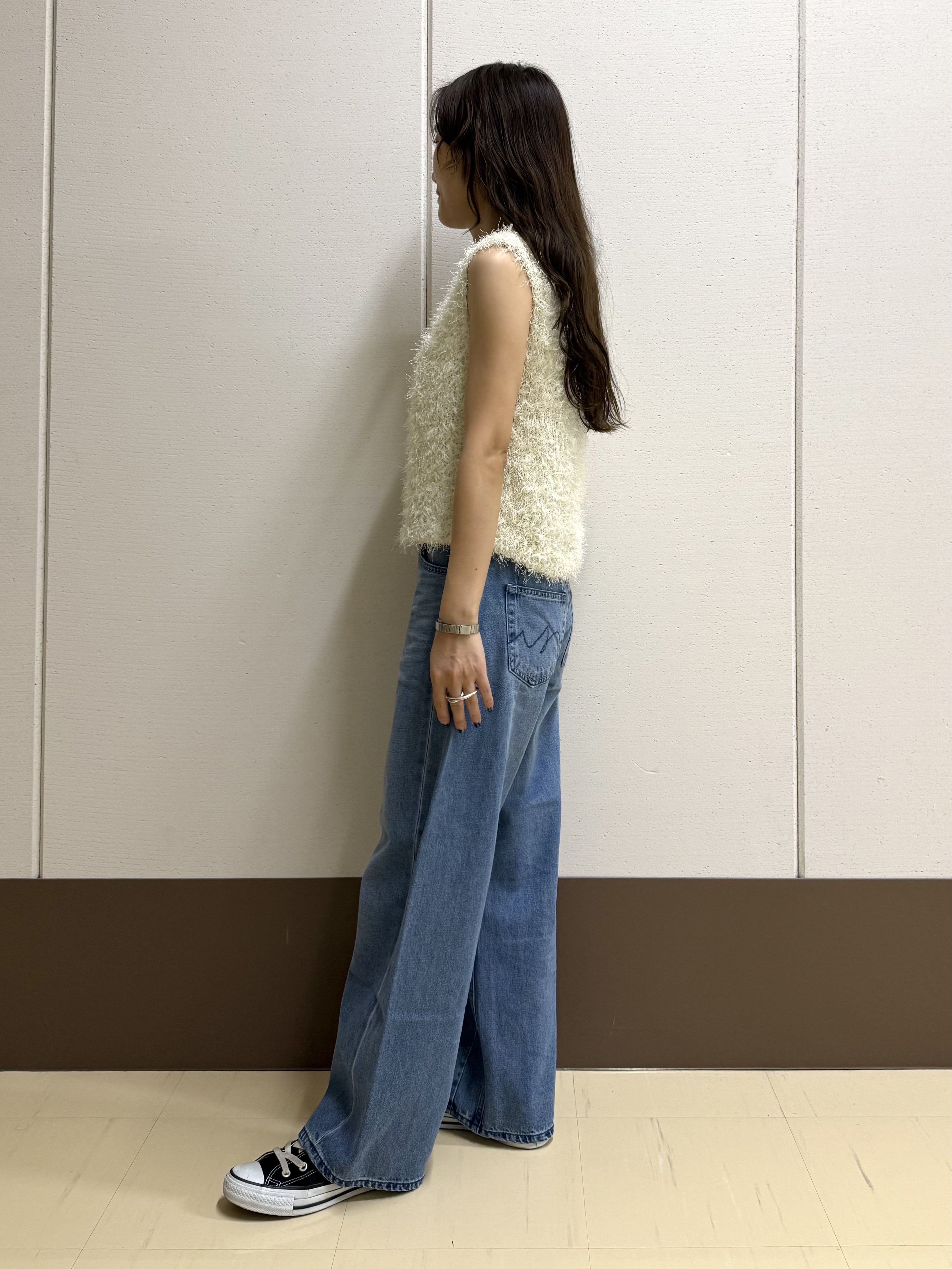 mamiさんの「INDIVI｜【洗える】ファンシーヤーンVネックニットベスト」を使ったコーディネート