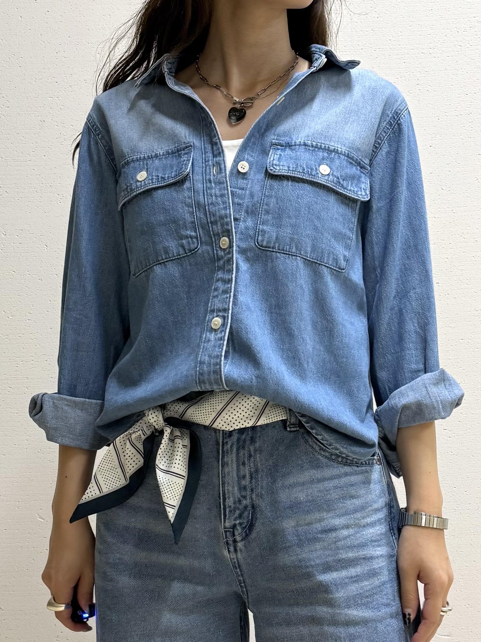 mamiさんの「INDIVI｜【洗える／体型カバー】ライトデニム ワークシャツ」を使ったコーディネート