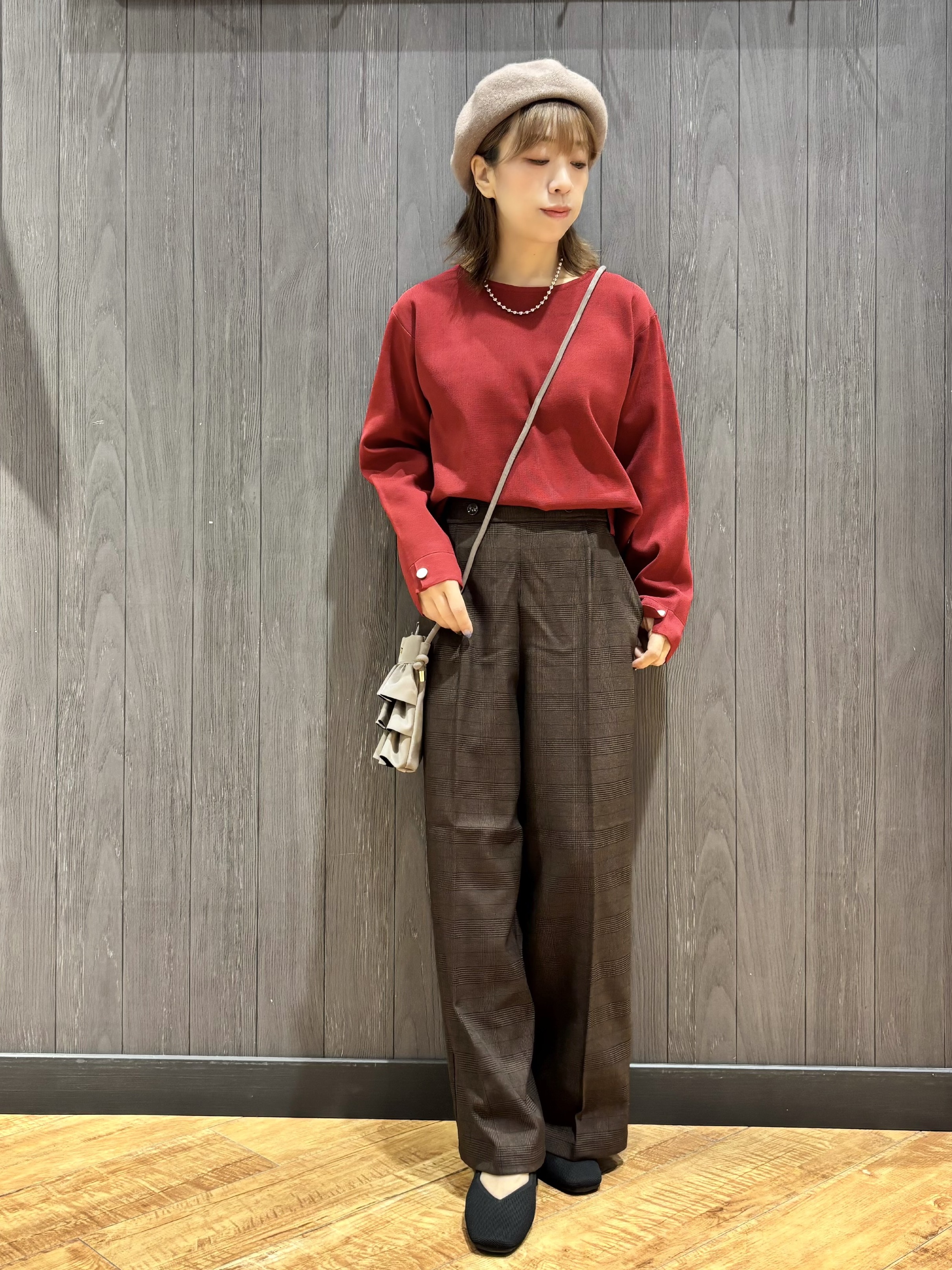 meiさんの「SHOO･LA･RUE｜【洗濯機可/S-LL】抜け感ある着こなしに 金ボタン付き スポンディッシュ クルーネックニット」を使ったコーディネート