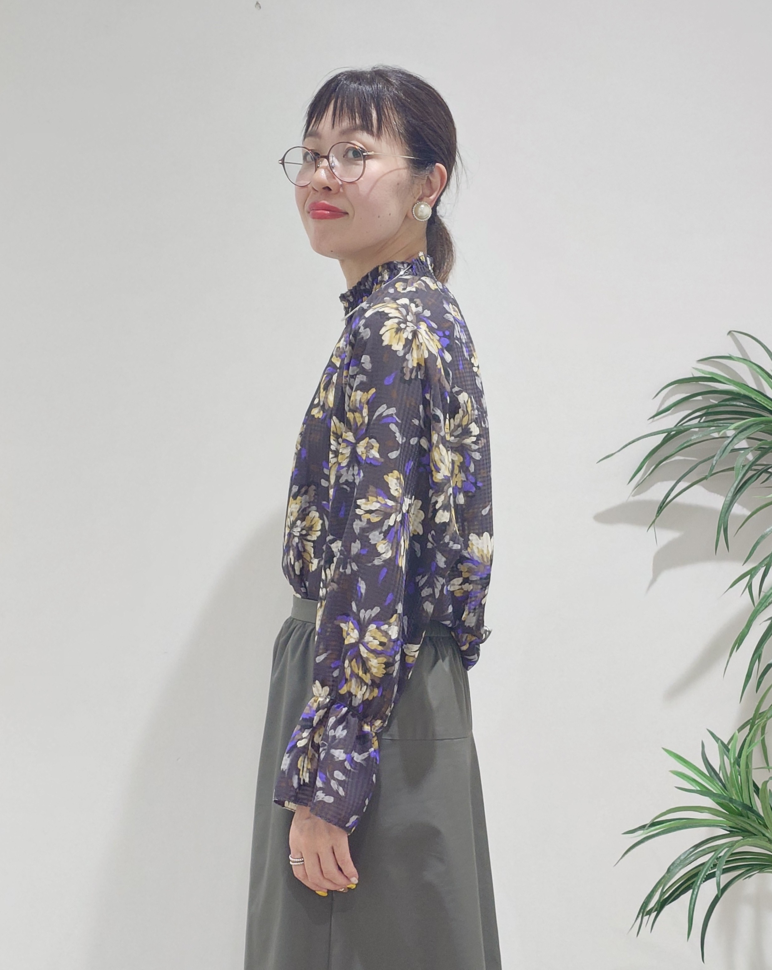 MUTSUKOさんの「UNTITLED｜【秋映え/花柄】フラワープリントブラウス」を使ったコーディネート