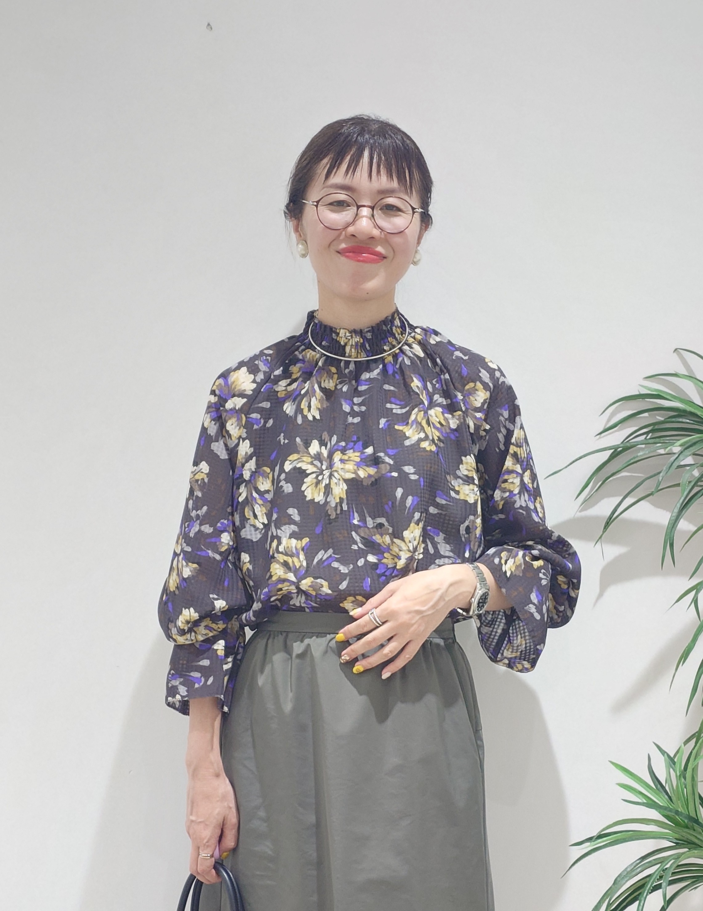 MUTSUKOさんの「UNTITLED｜【秋映え/花柄】フラワープリントブラウス」を使ったコーディネート