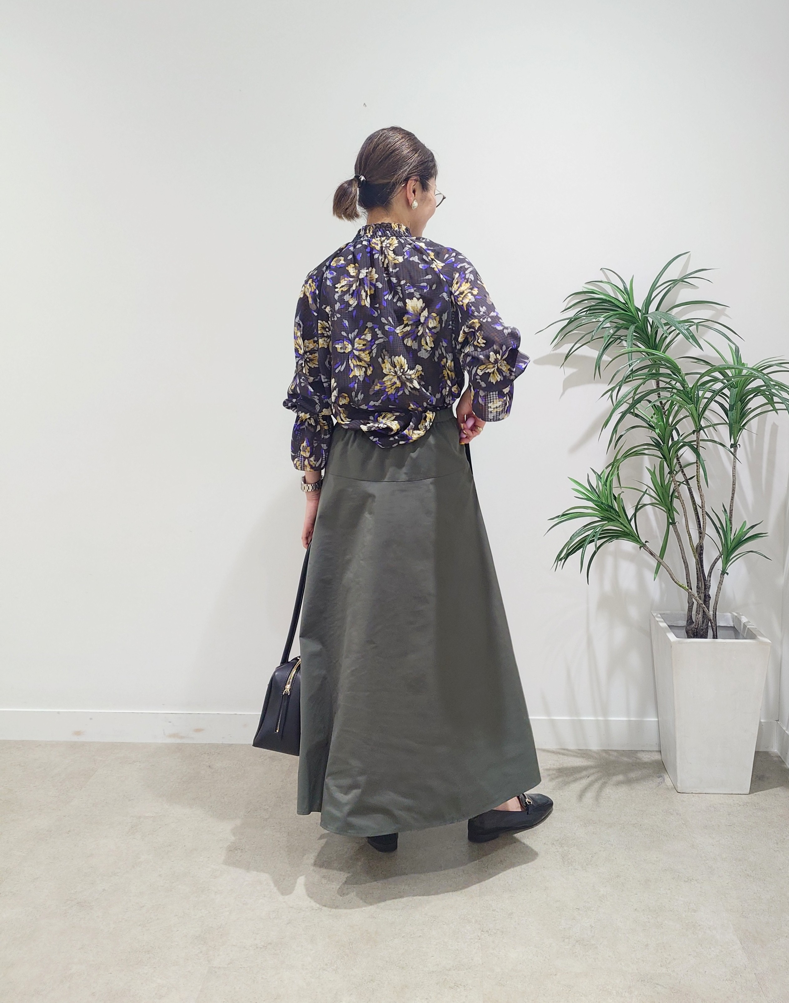 MUTSUKOさんの「UNTITLED｜【秋映え/花柄】フラワープリントブラウス」を使ったコーディネート
