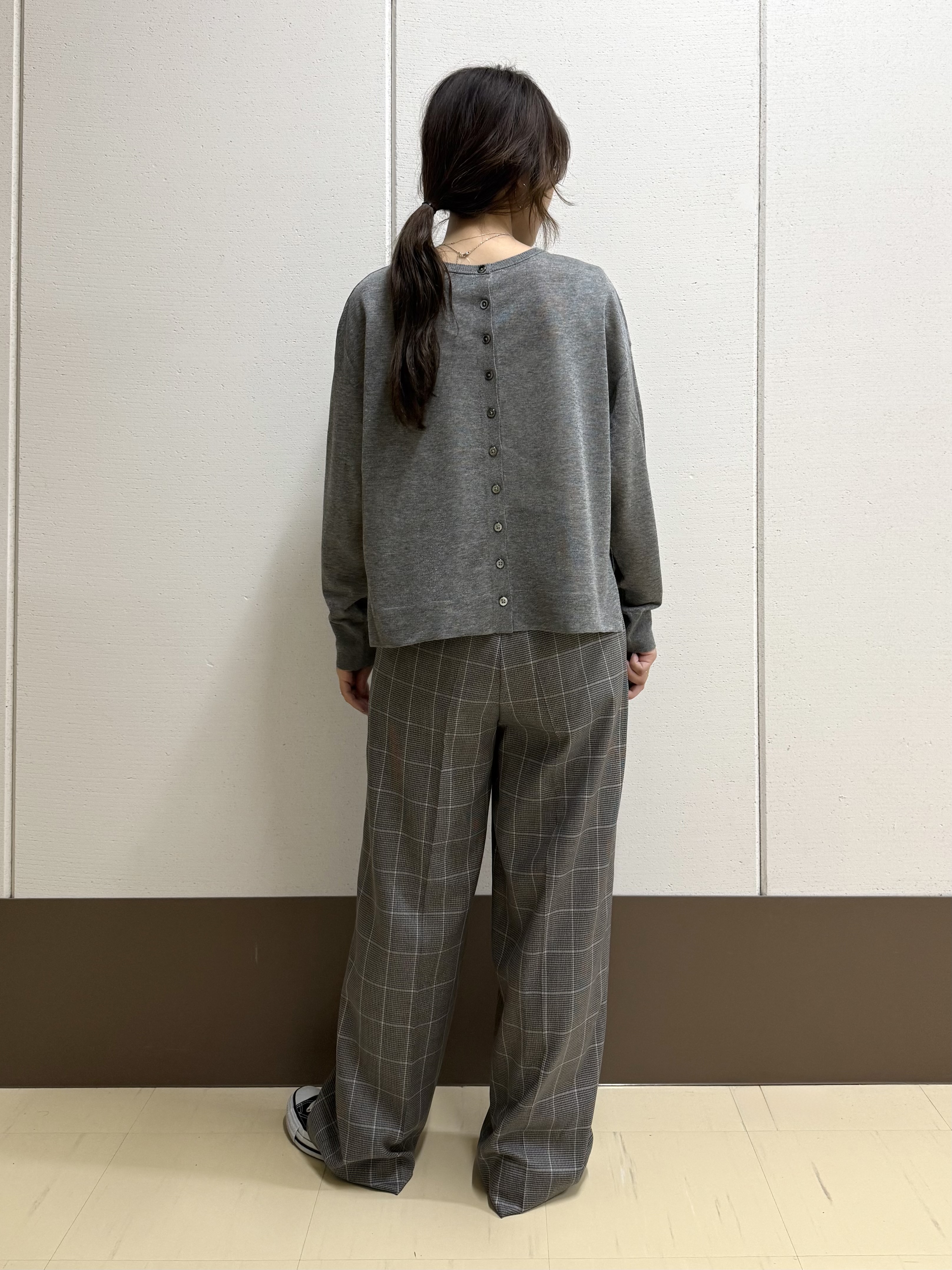 mamiさんの「INDIVI｜【アンサンブル可/秋羽織り/シアー】前後2WAYカーディガン」を使ったコーディネート