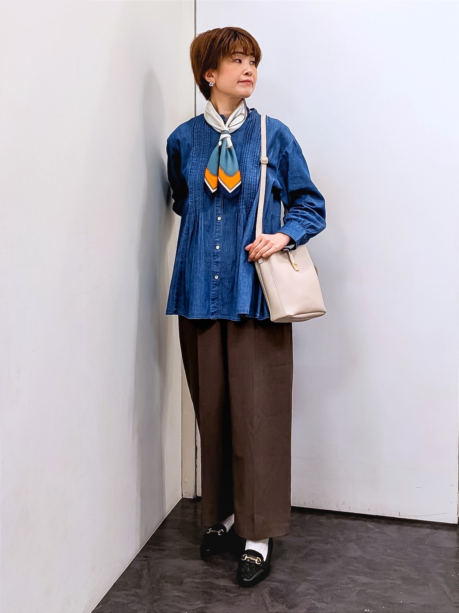 やまちゃんさんの「grove｜軽やかなデニムで、女性らしく　ピンタックデニムダンガリーブラウス」を使ったコーディネート