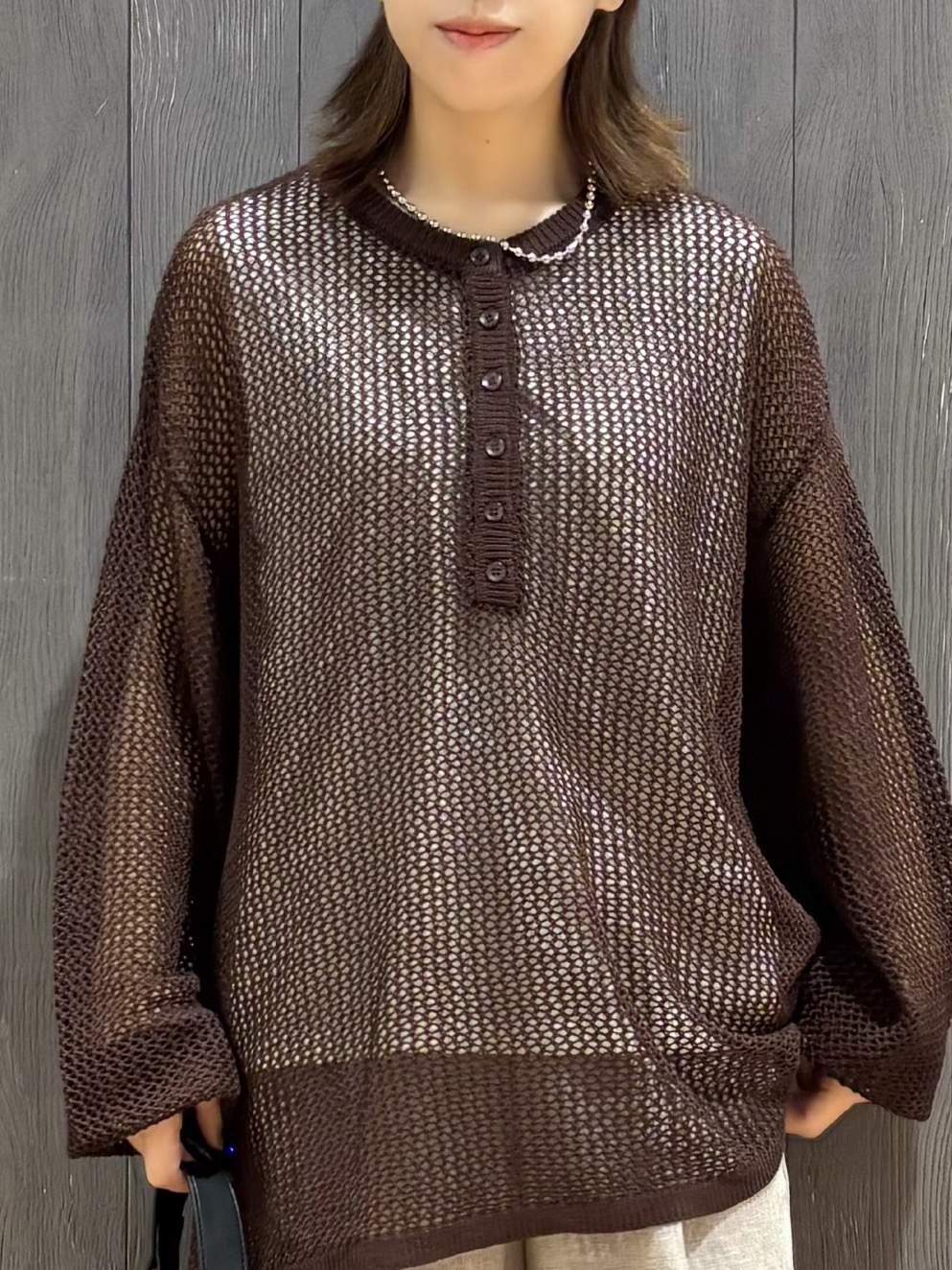 meiさんの「SHOO･LA･RUE｜【2点セット/洗濯機可/S-LL】ヘンリーネックメッシュニット+タンクトップセット」を使ったコーディネート