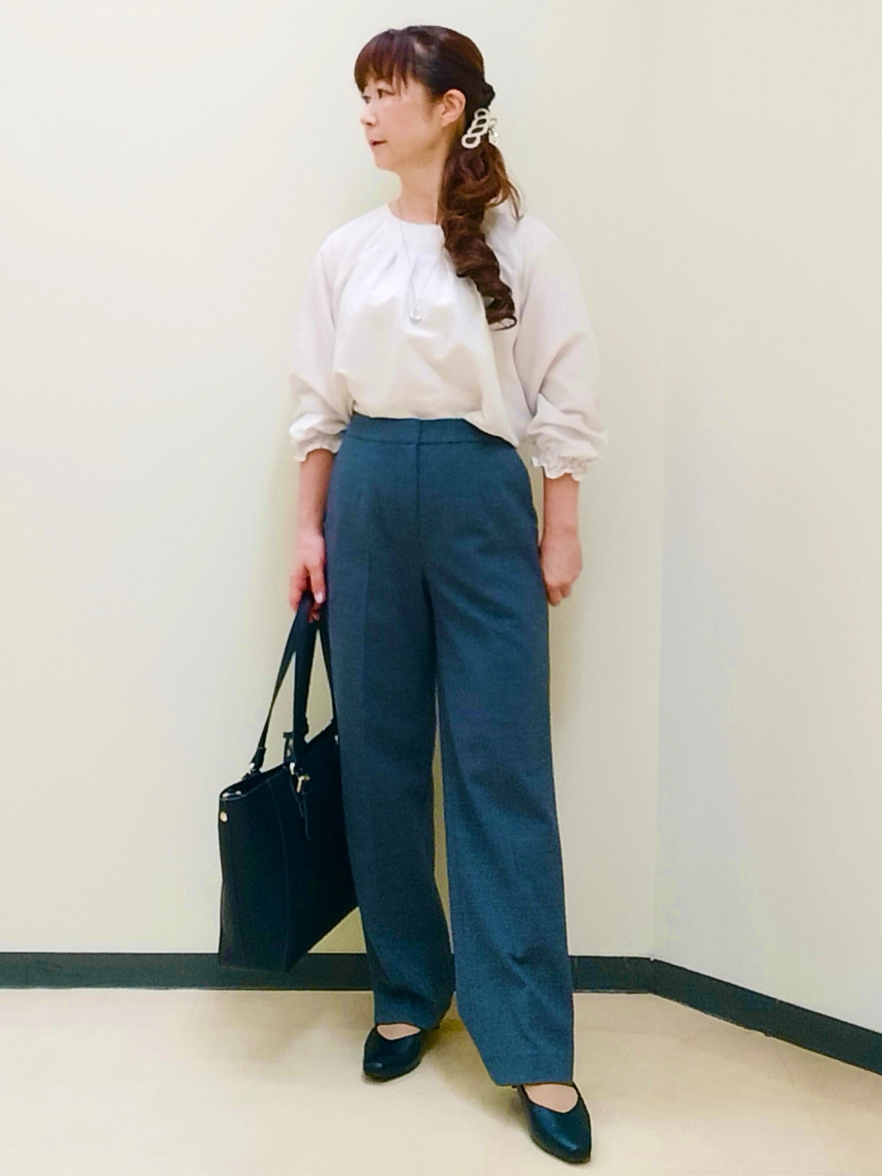 花さんの「Reflect｜タックデザイン ラグランスリーブブラウス」を使ったコーディネート