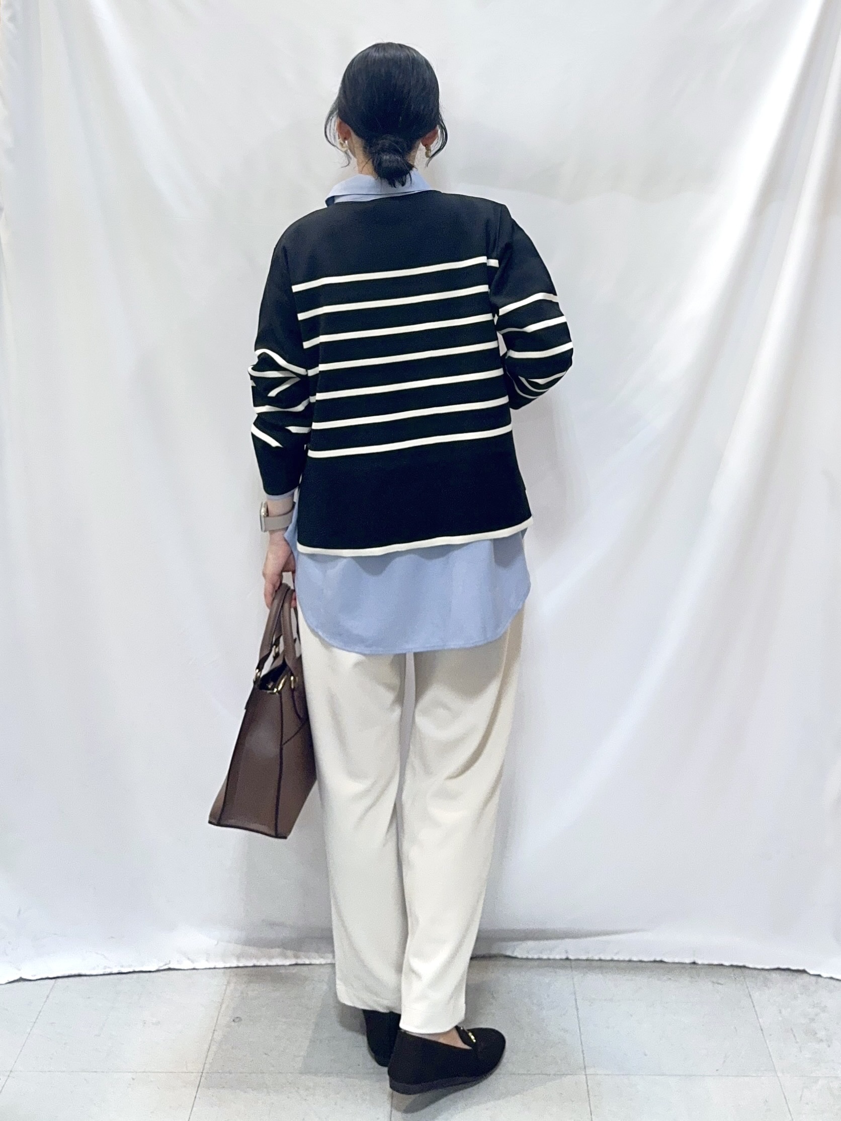 𝐇𝐢𝐫𝐨𝐦𝐢さんの「SHOO･LA･RUE｜【洗濯機可/S-LL】抜け感ある着こなしに 金ボタン付き スポンディッシュ クルーネックニット」を使ったコーディネート
