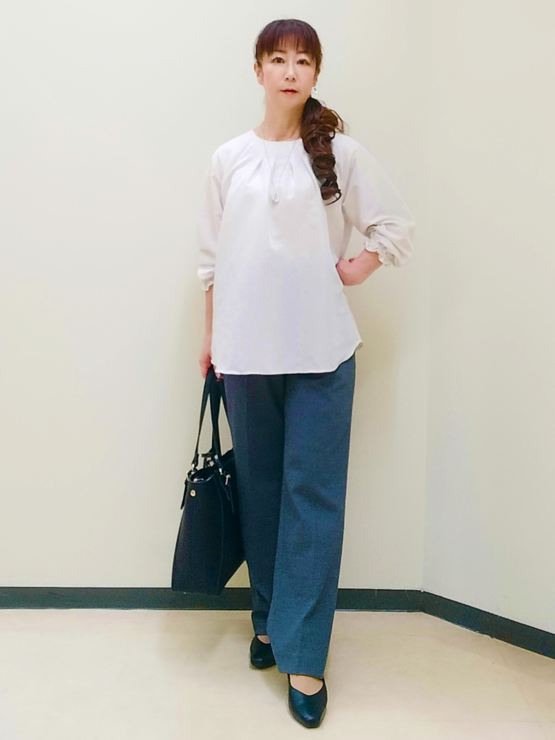 花さんの「Reflect｜タックデザイン ラグランスリーブブラウス」を使ったコーディネート