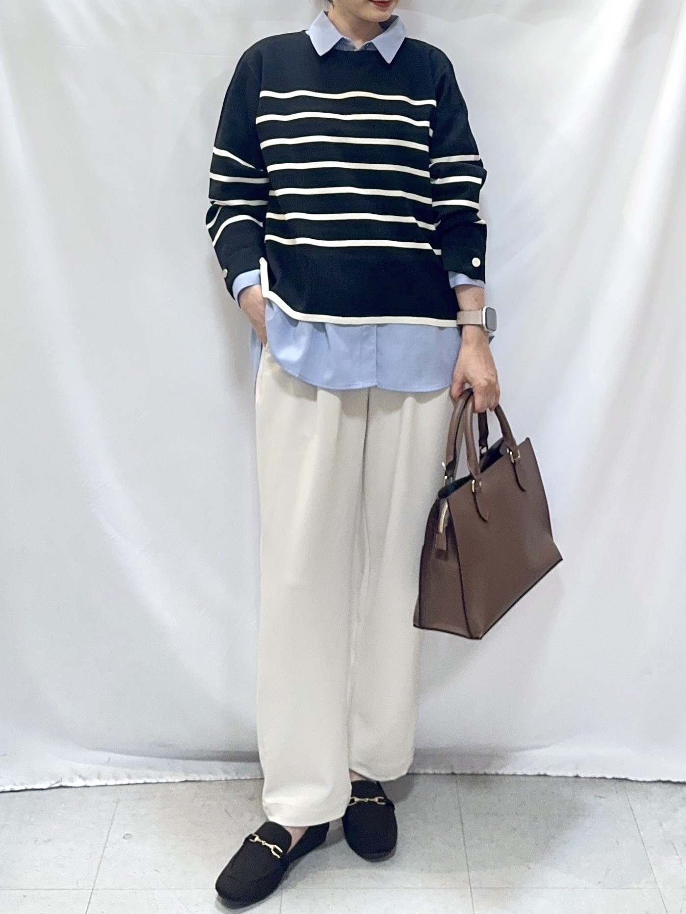 𝐇𝐢𝐫𝐨𝐦𝐢さんの「SHOO･LA･RUE｜【洗濯機可/S-LL】抜け感ある着こなしに 金ボタン付き スポンディッシュ クルーネックニット」を使ったコーディネート