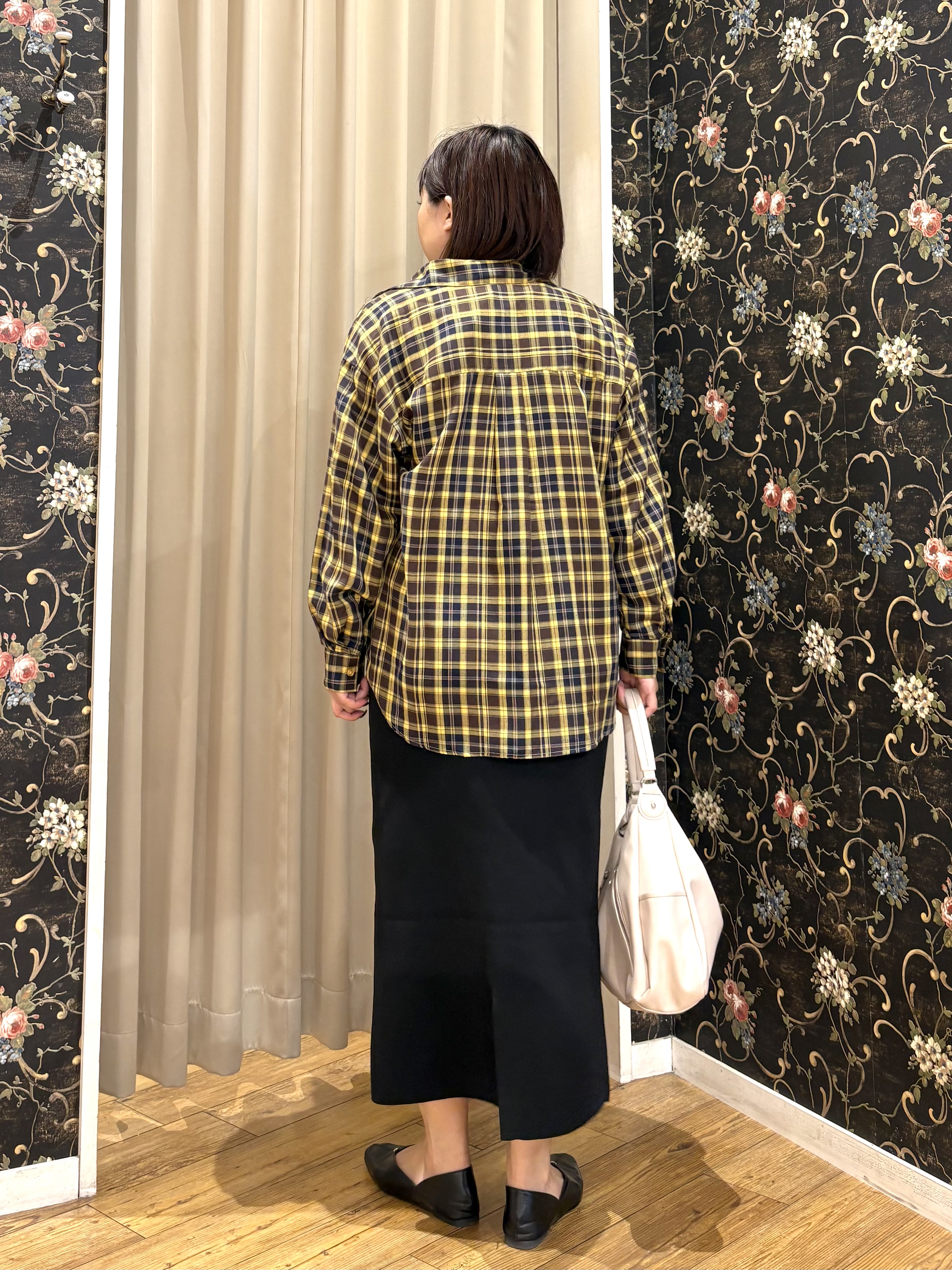 ネリさんの「SHOO･LA･RUE｜【洗濯後しわになりにくい/S-LL】選べる6パターン 羽織としても活躍する ベーシックシャツ」を使ったコーディネート