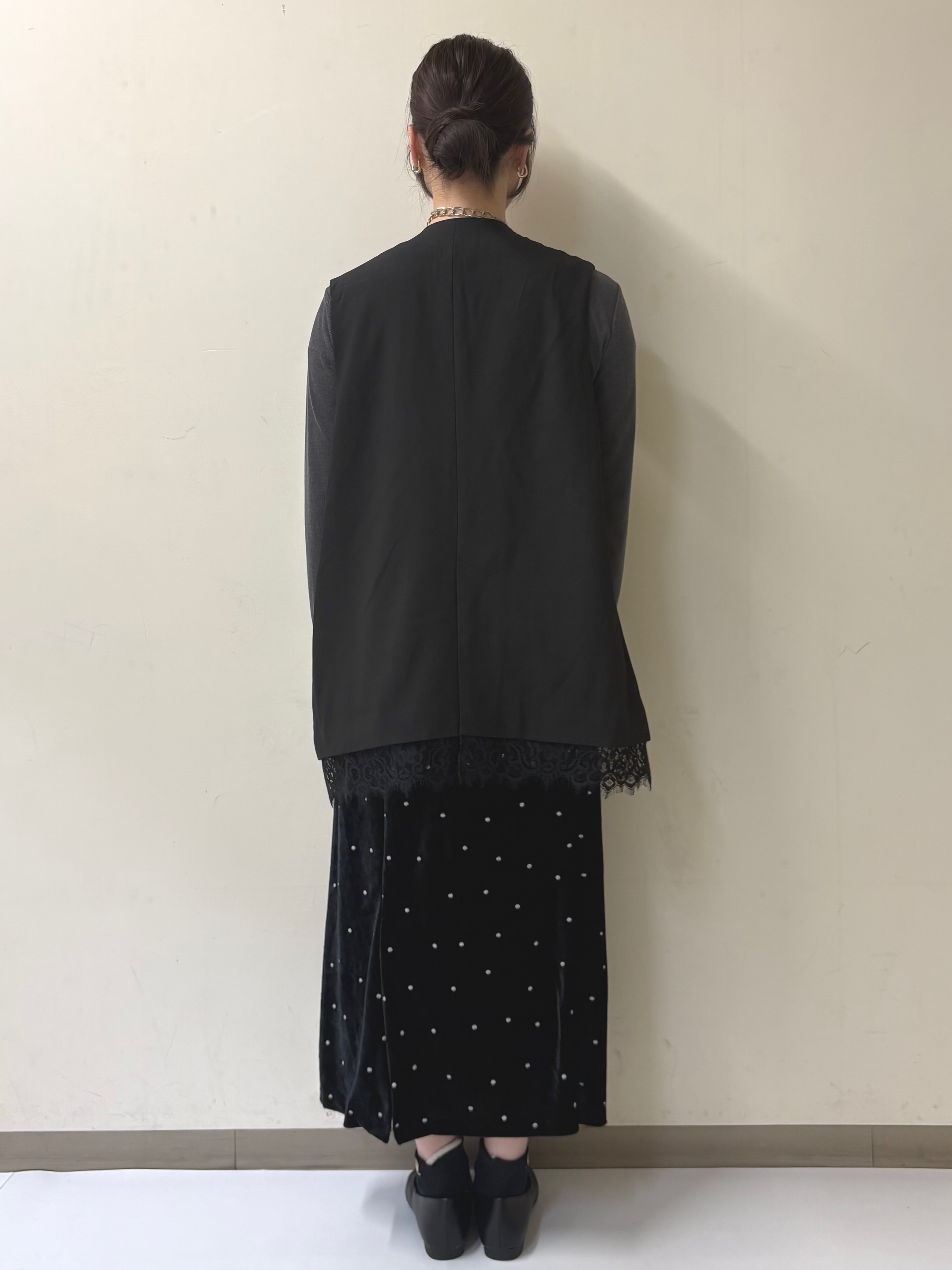 幕田里咲さんの「OPAQUE.CLIP｜裾レースVネックジレ【2WAY ／洗濯機OK】」を使ったコーディネート