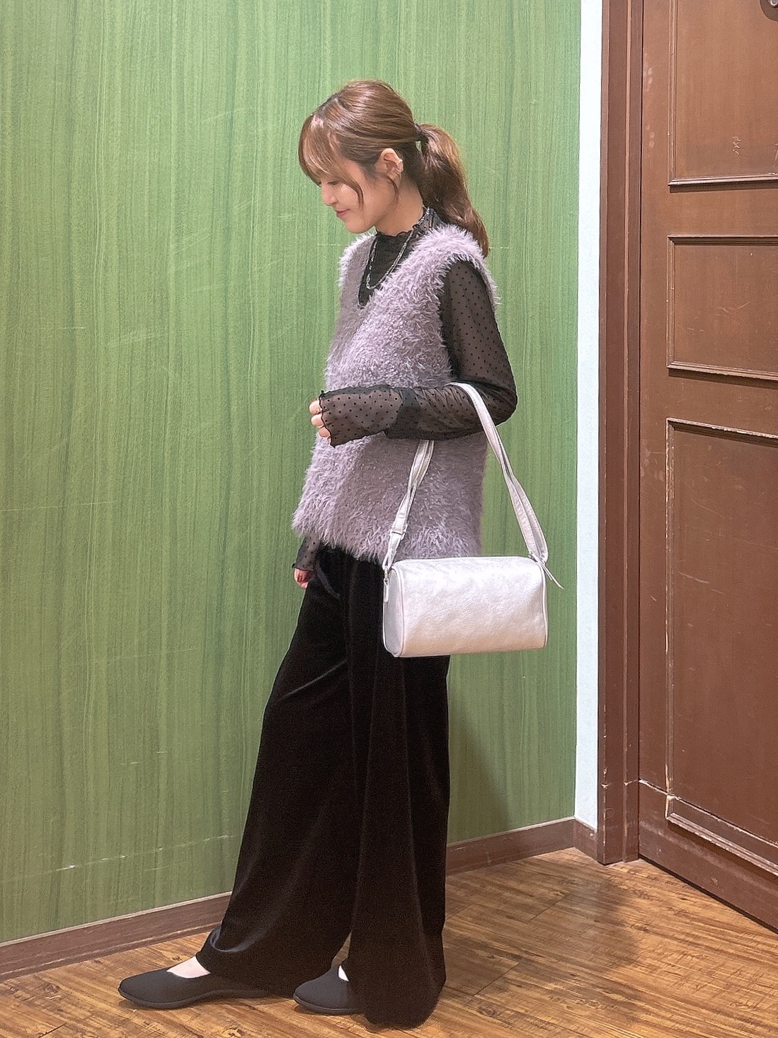 かおりさんの「SHOO･LA･RUE｜【洗濯機可】重ねるだけで華やかに。ポンポンシャギーベスト」を使ったコーディネート