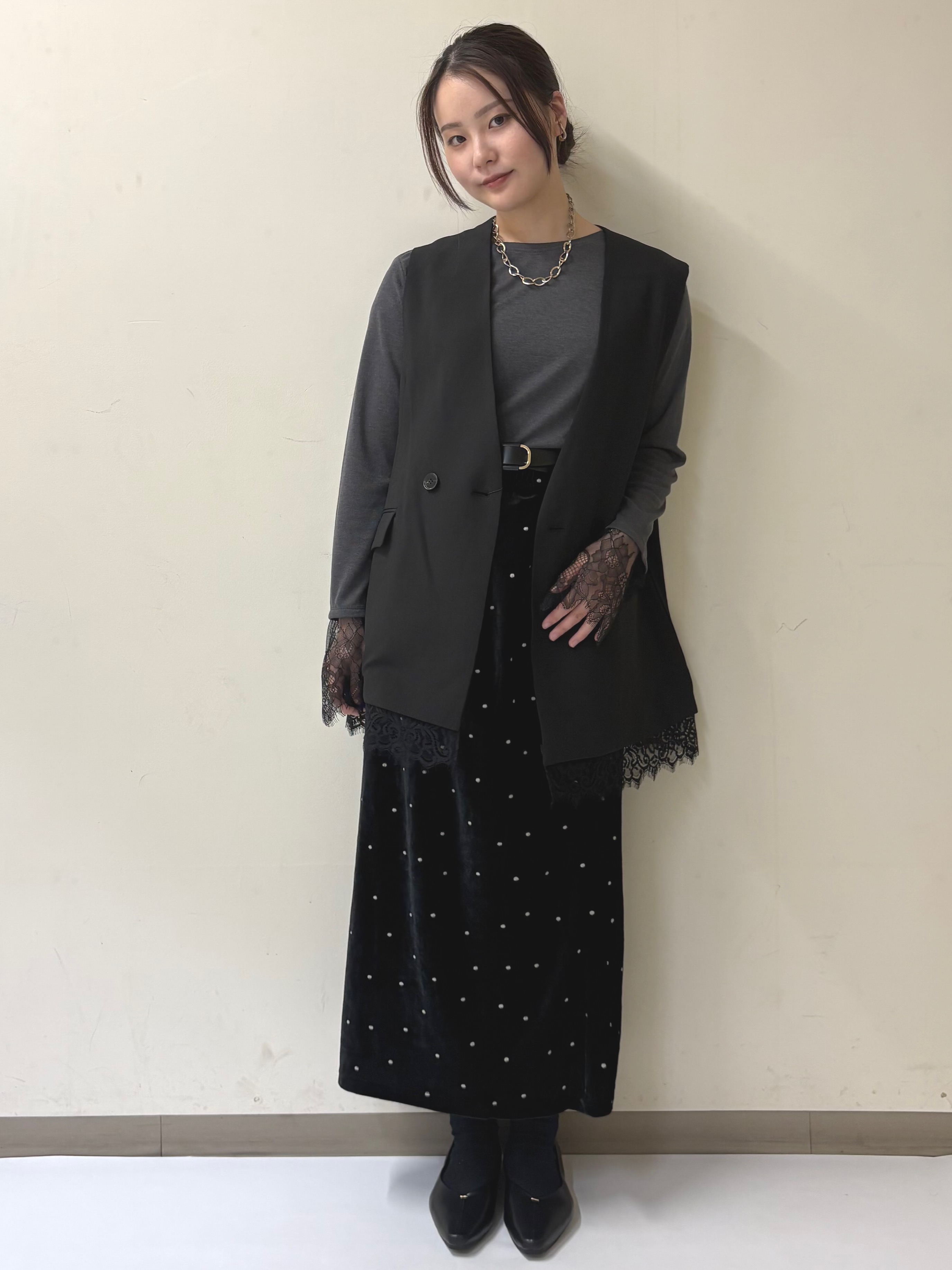 幕田里咲さんの「OPAQUE.CLIP｜裾レースVネックジレ【2WAY ／洗濯機OK】」を使ったコーディネート