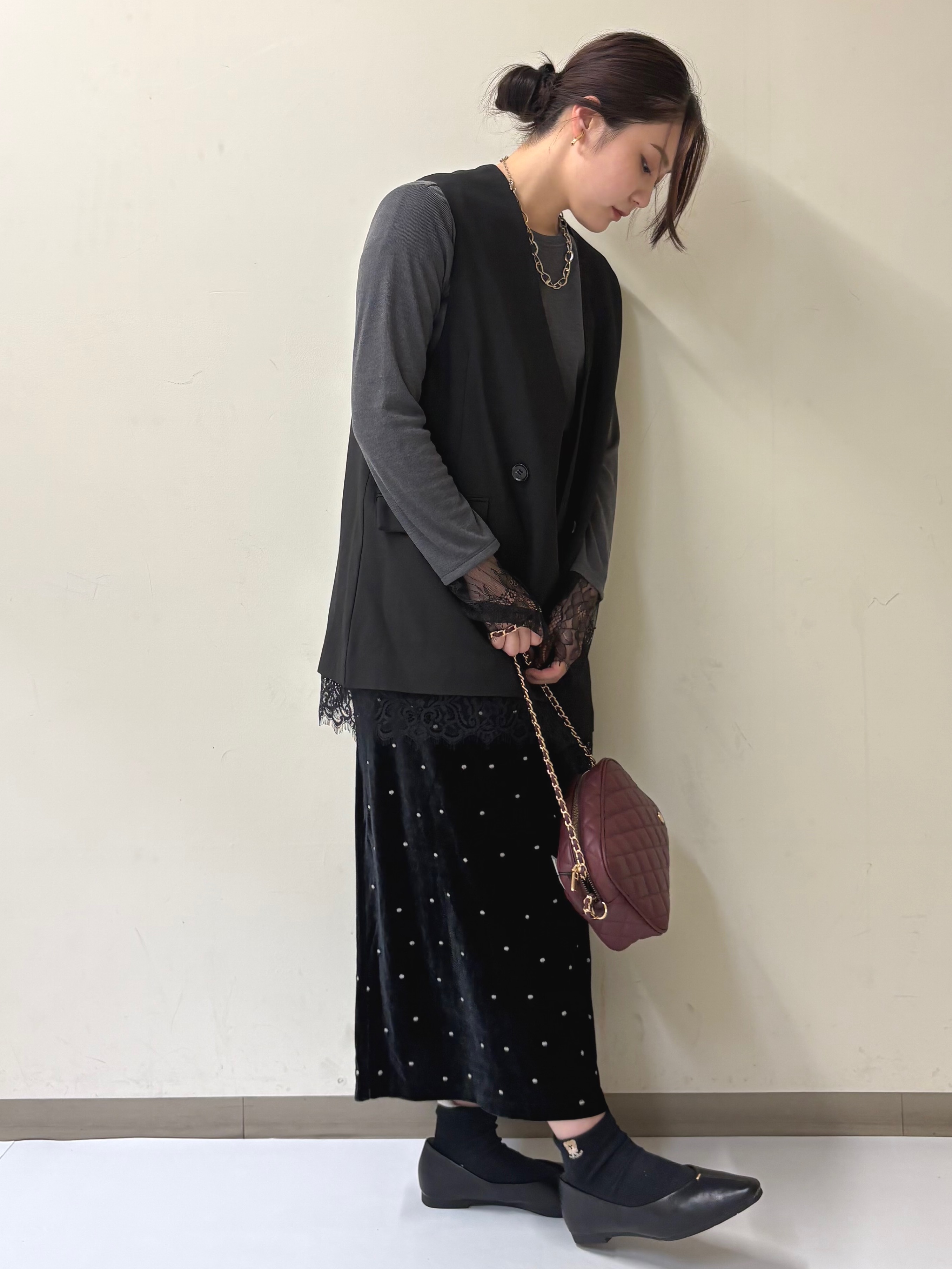 幕田里咲さんの「OPAQUE.CLIP｜裾レースVネックジレ【2WAY ／洗濯機OK】」を使ったコーディネート