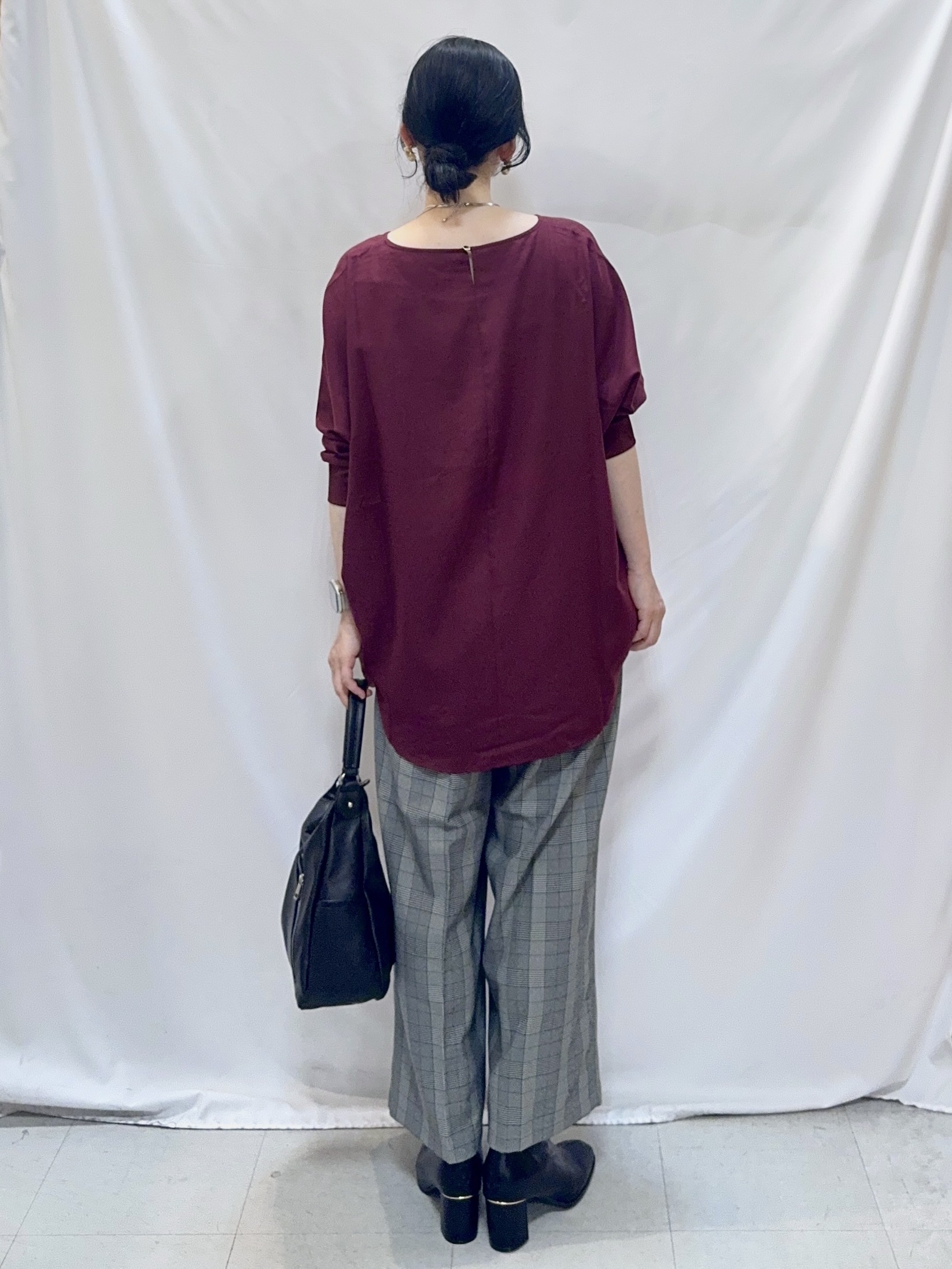 𝐇𝐢𝐫𝐨𝐦𝐢さんの「SHOO･LA･RUE｜【着丈選べる/洗濯後しわになりにくい】インせず着られる ドルマンブラウス」を使ったコーディネート