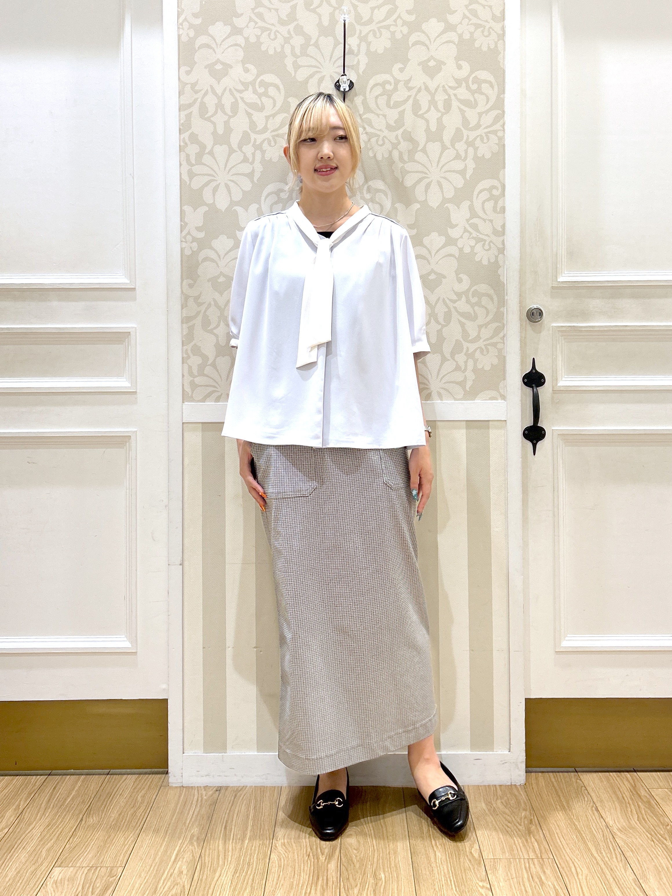 望 愛さんの「grove｜【洗濯機OK/シワになりにくい】1枚で華やぐ配色ボウタイブラウス」を使ったコーディネート