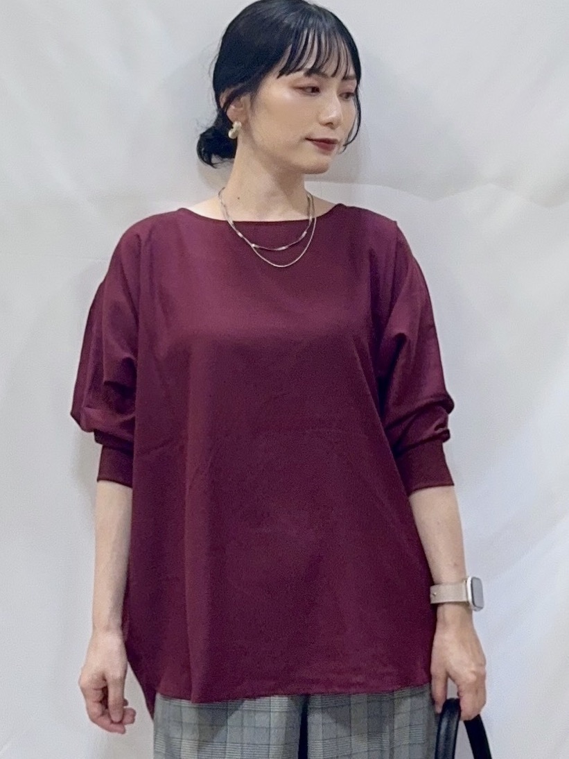 𝐇𝐢𝐫𝐨𝐦𝐢さんの「SHOO･LA･RUE｜【着丈選べる/洗濯後しわになりにくい】インせず着られる ドルマンブラウス」を使ったコーディネート