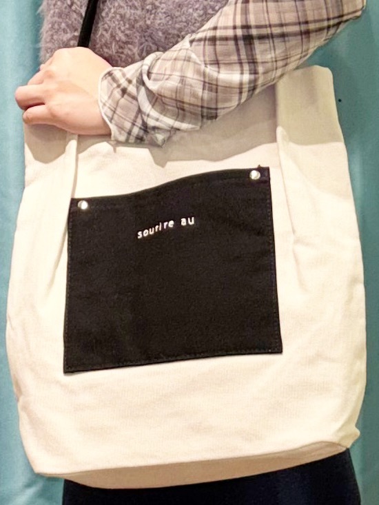 tukiさんの「SHOO･LA･RUE｜【洗濯機可】重ねるだけで華やかに。ポンポンシャギーベスト」を使ったコーディネート