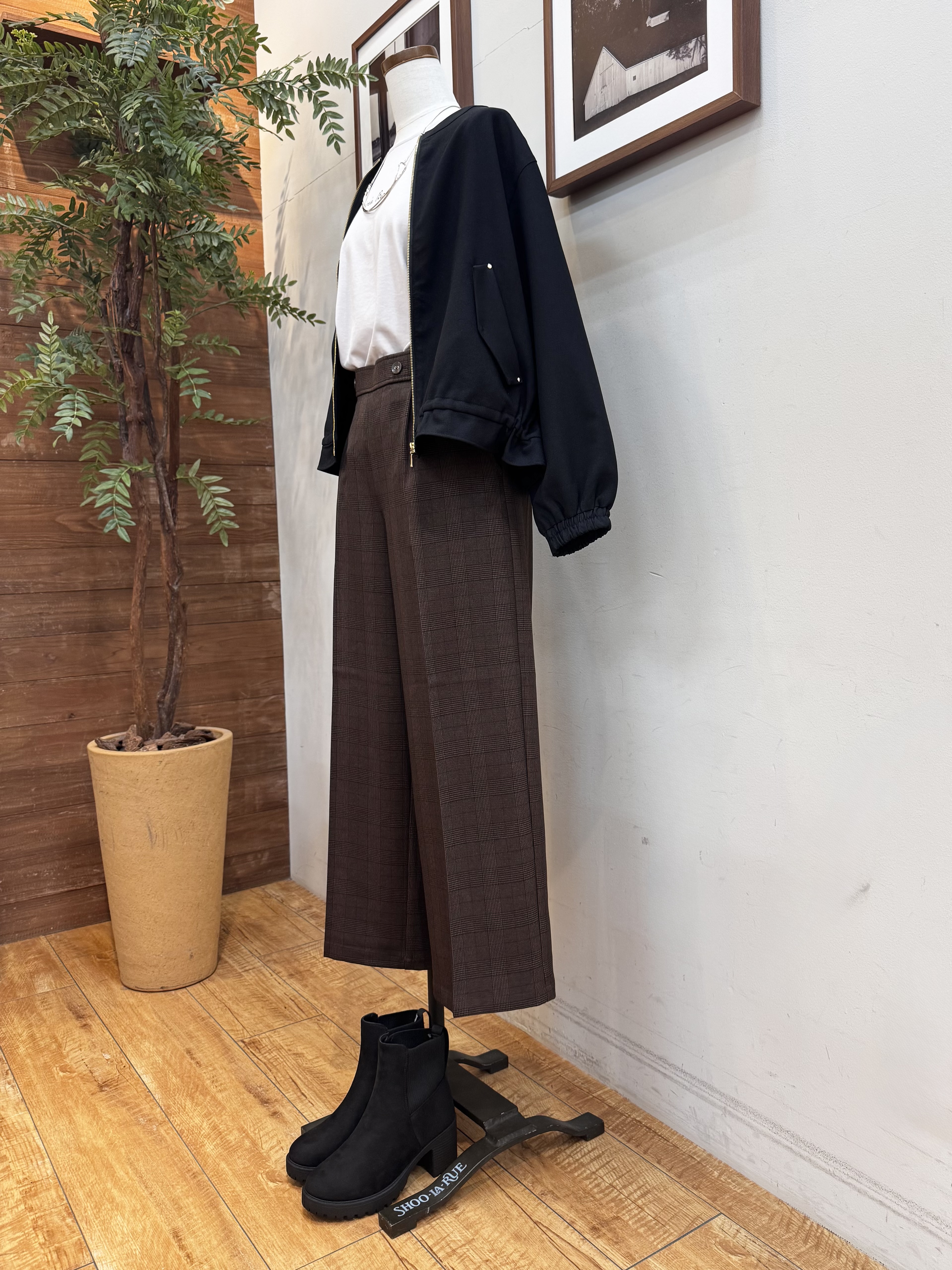 山本まどかさんの「SHOO･LA･RUE｜【洗濯後しわになりにくい/S-LL】裾ドロストフリルブルゾン」を使ったコーディネート