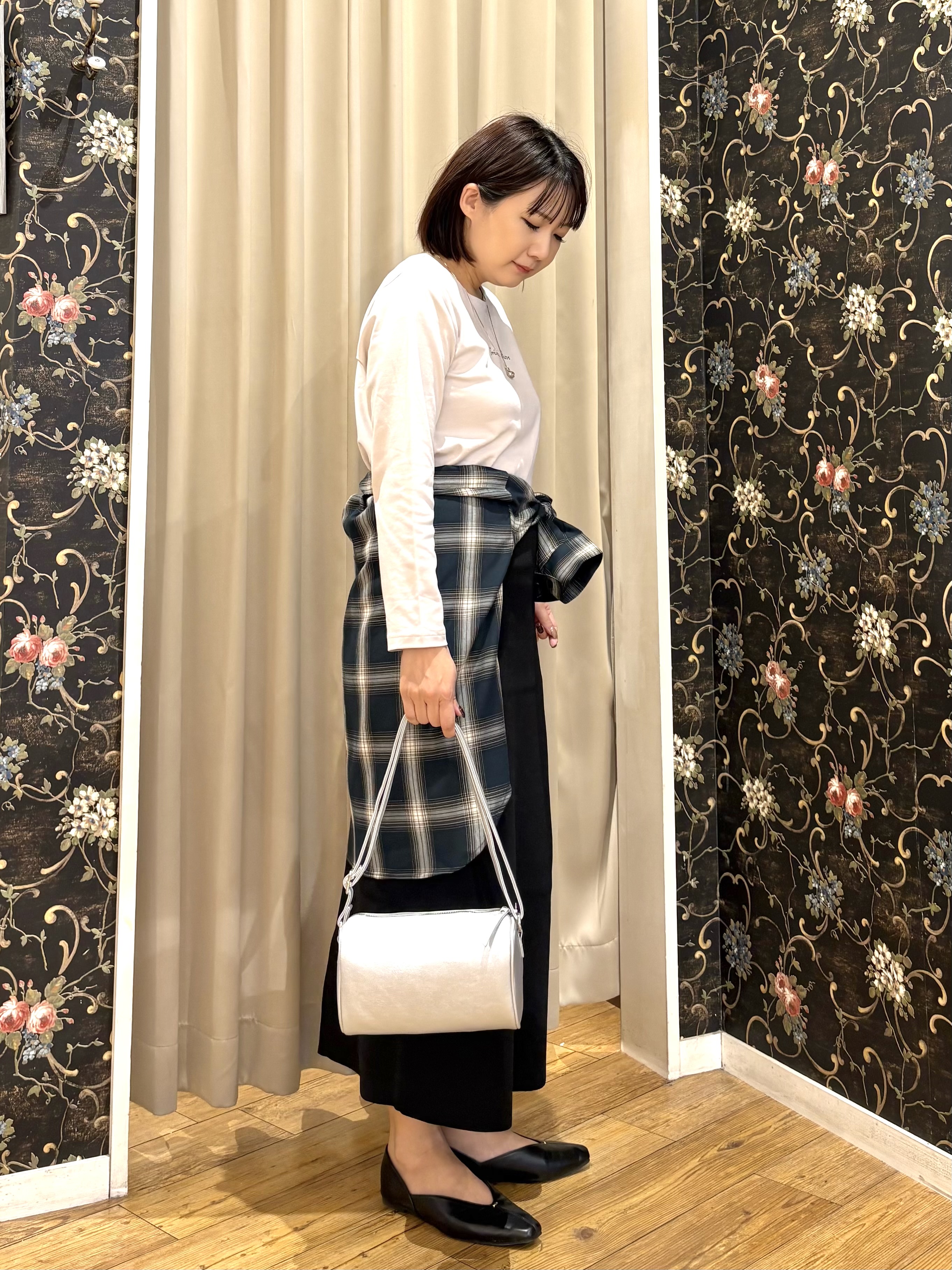 ネリさんの「SHOO･LA･RUE｜【洗濯後しわになりにくい/S-LL】選べる6パターン 羽織としても活躍する ベーシックシャツ」を使ったコーディネート